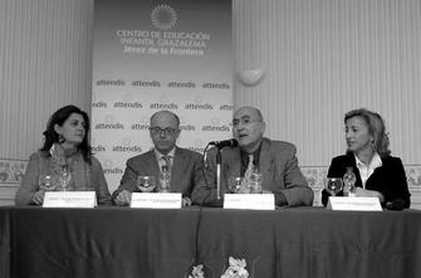 Dolores Barroso, Juan José Rosado Barroso, y Mónica Arias durante la intervención de Pedro Muñoz.