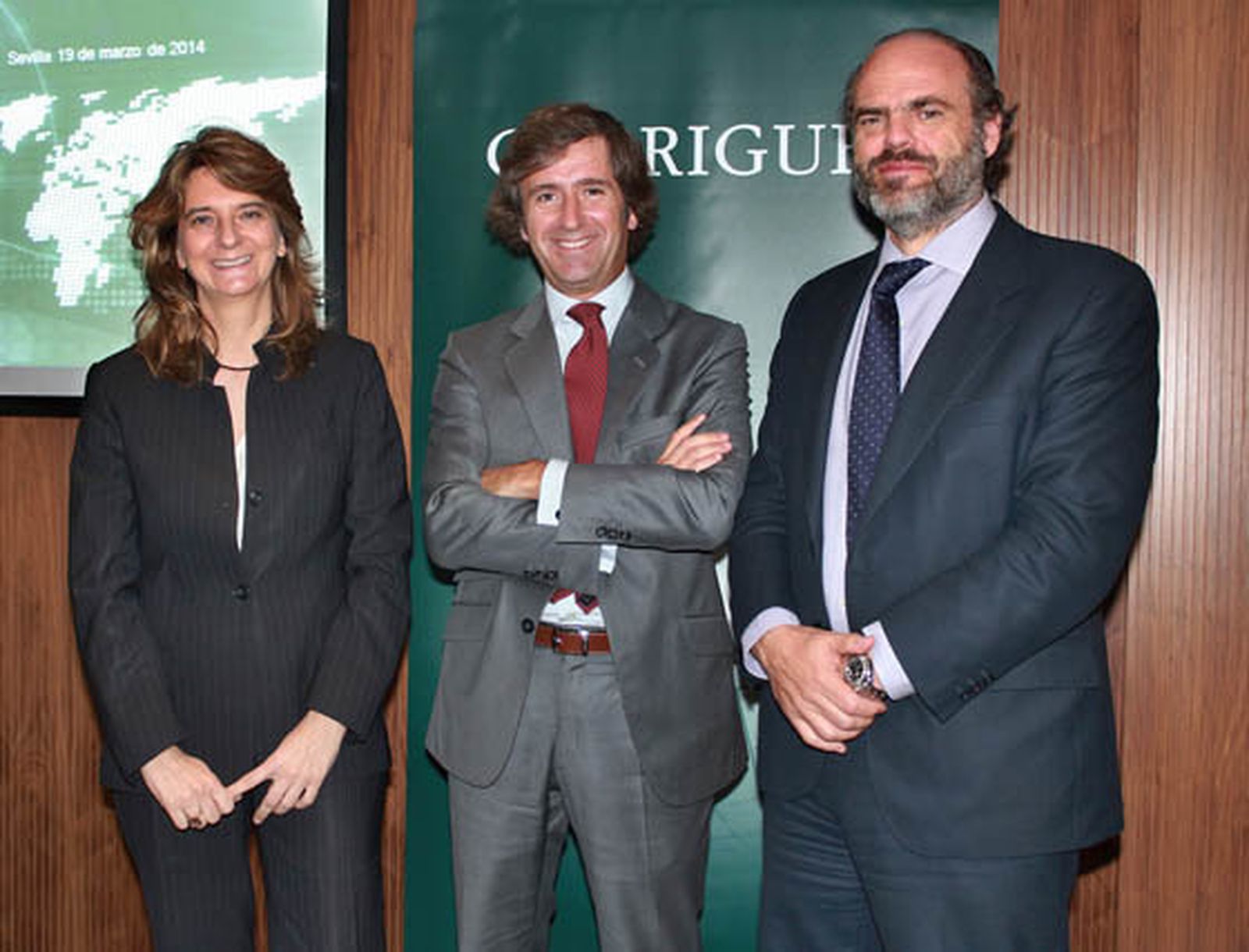 En el centro, José Francisco García Bustamante,  socio del departamento Fiscal de Garrigues Sevilla, con María Jesús Fernández-Viñao, directora de Corporate Finance Solutions, y Alvaro Winzer, responsable de Private Equity, ambos de BNP Paribas Wealth Management, entidad colaboradora del Foro Empresarial Garrigues.  Foto: Victoria Ramírez