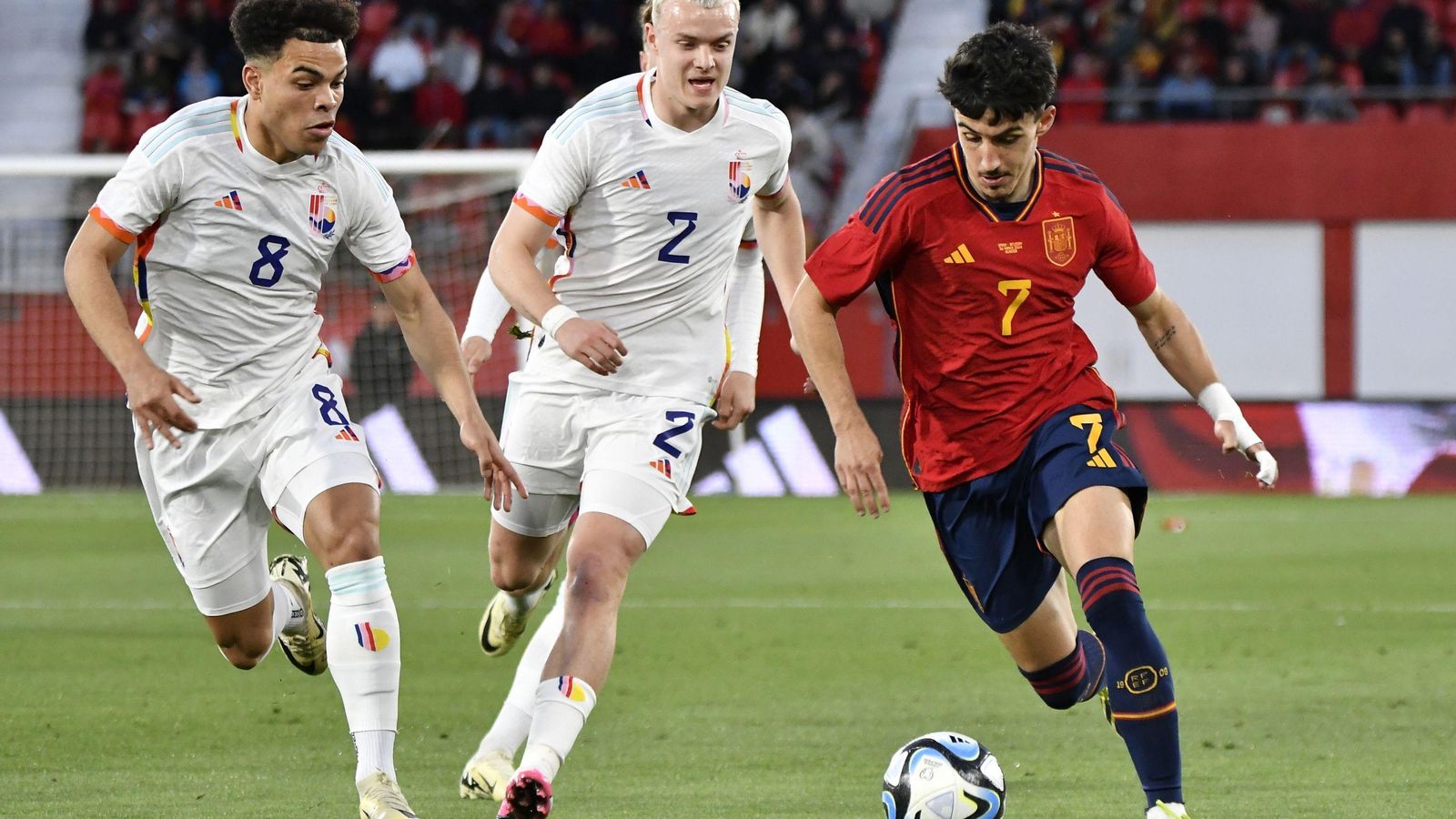 El valencianista Diego López se marcha en carrera con el balón ante la presión de dos rivales.