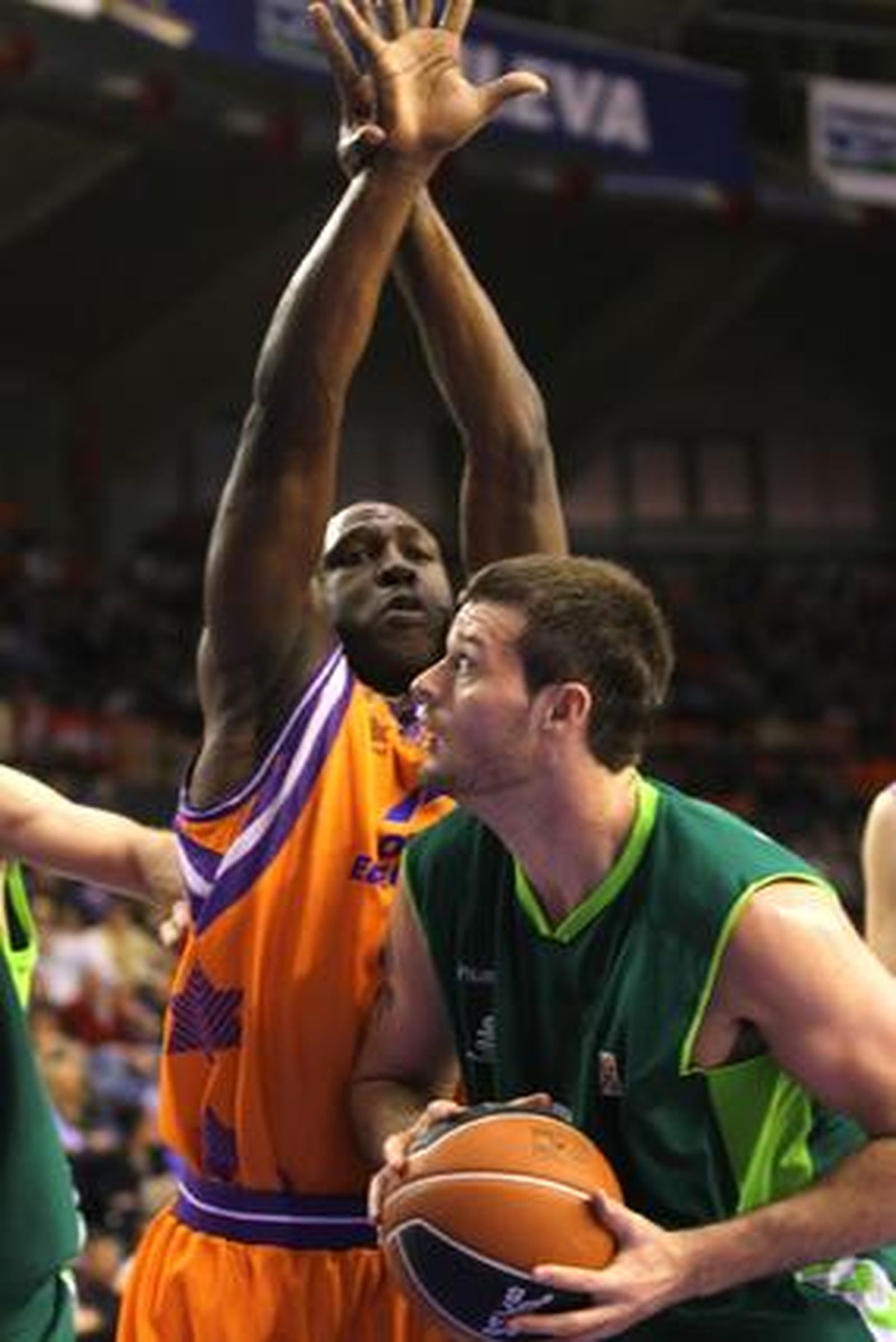 El Unicaja cae ante el Valencia lastrado por una mala primera parte. / LOF