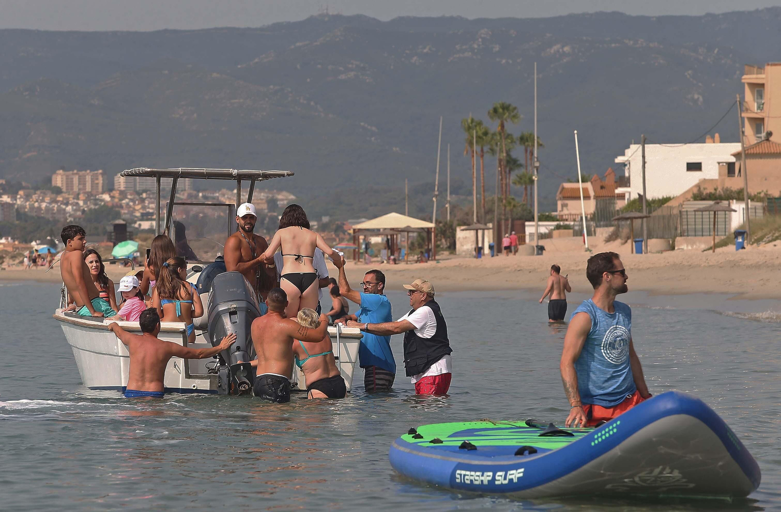 Fotos de la primera jornada de la XI Semana Mágica de la Asociación de amigos unidos Por una Sonrisa en la playa de Palmones