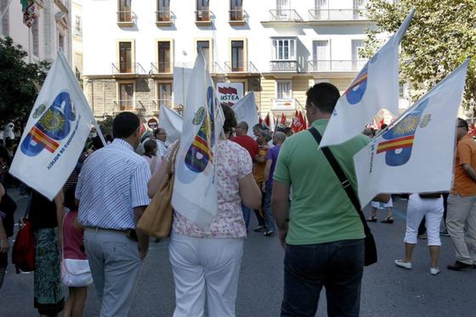 Los piquetes tomaron el centro de la capital desde primera hora de la mañana para impedir la apertura de comercios y empresas. /José Braza