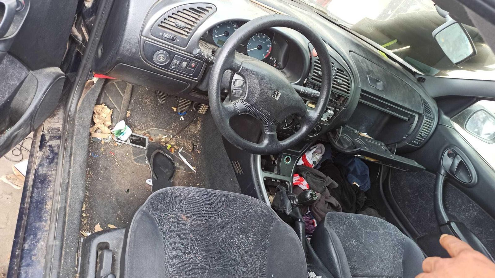 Interior del coche de la víctima.