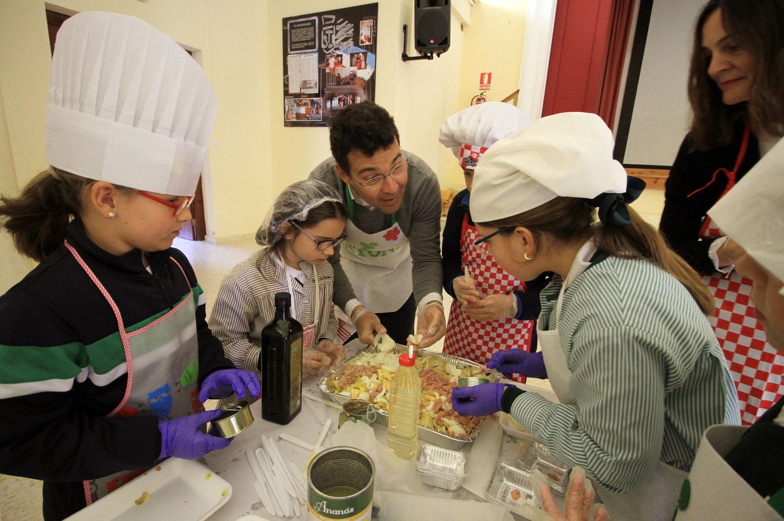 Imágenes del "Masterchef" realizado en las Teresianas con motivo de la celebración del 28-F