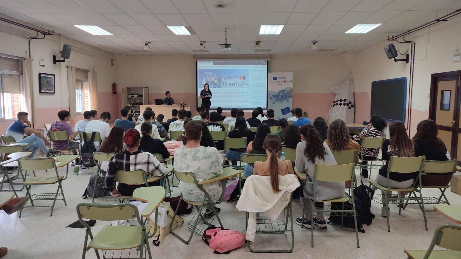 Alumnos en un instituto de Bollullos.