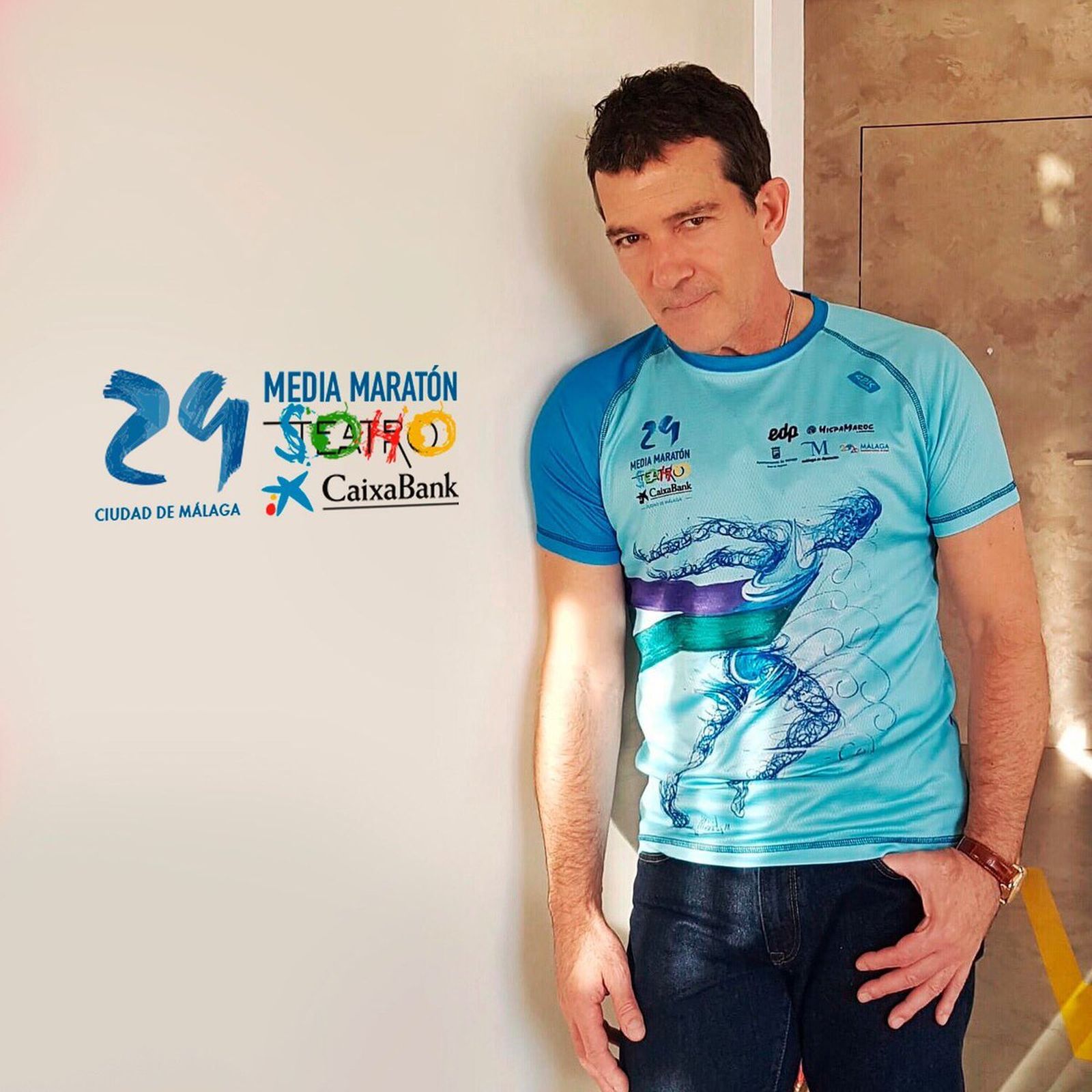 Banderas, con la camiseta oficial de la Media Maratón de Málaga