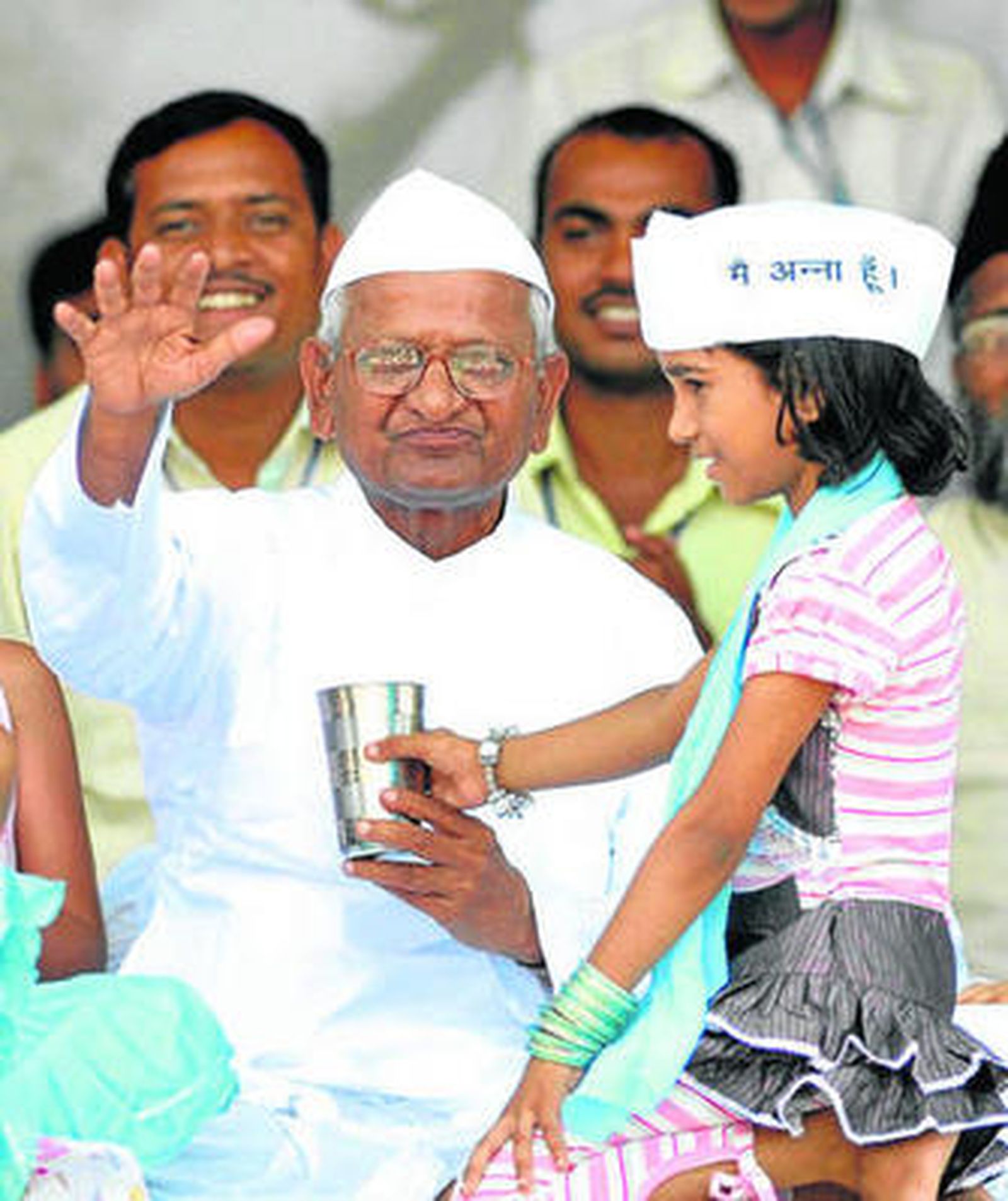 Hazare, un antiguo militar, se dispone a romper su ayuno tras conseguir lo que buscaba.