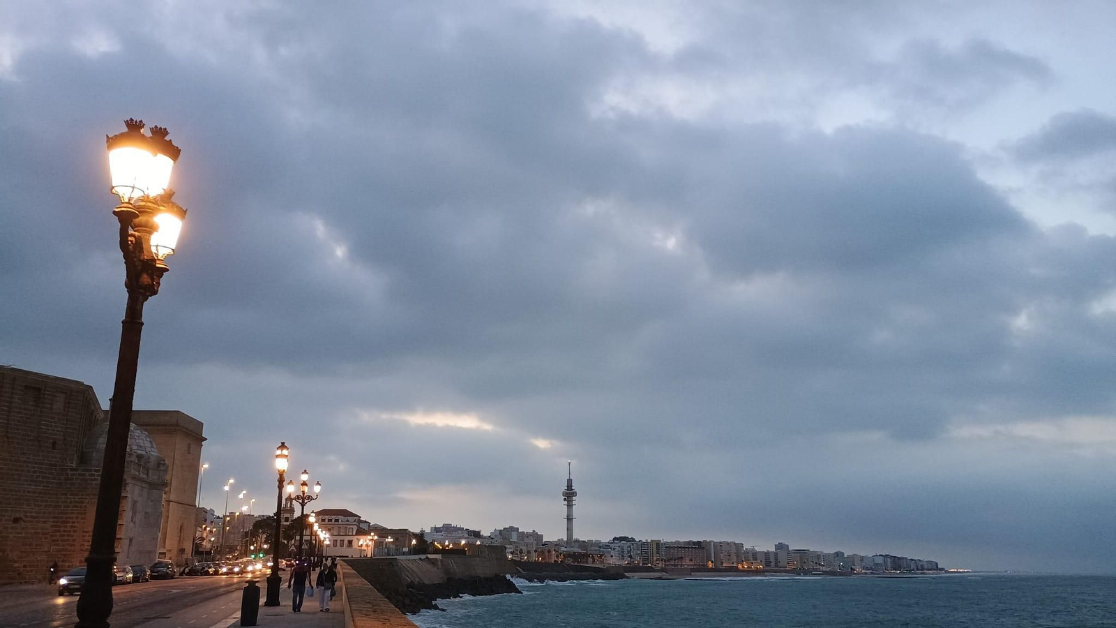 Las nubes entrando en Cádiz esta mañana desde el Campo del Sur.