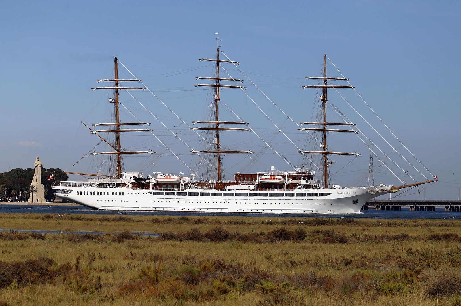 Partida del velero de cruceros Sea Cloud Spirit del Puerto de Huelva