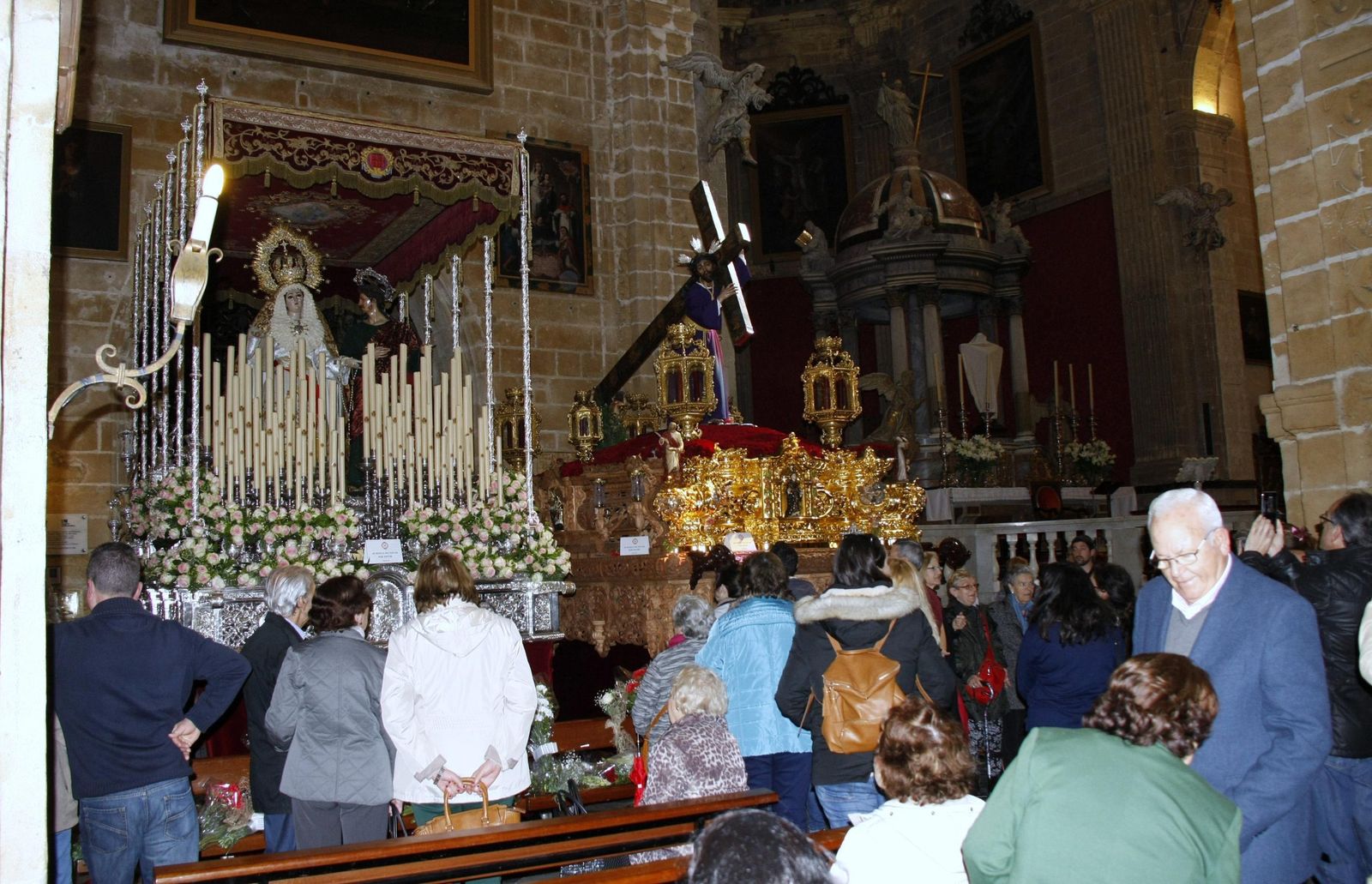Fieles orando ante María Santísima de los  Dolores y Nuestro Padre Jesús Nazareno  el año pasado en la  Basílica Menor de Nuestra Señora de los  Milagros.