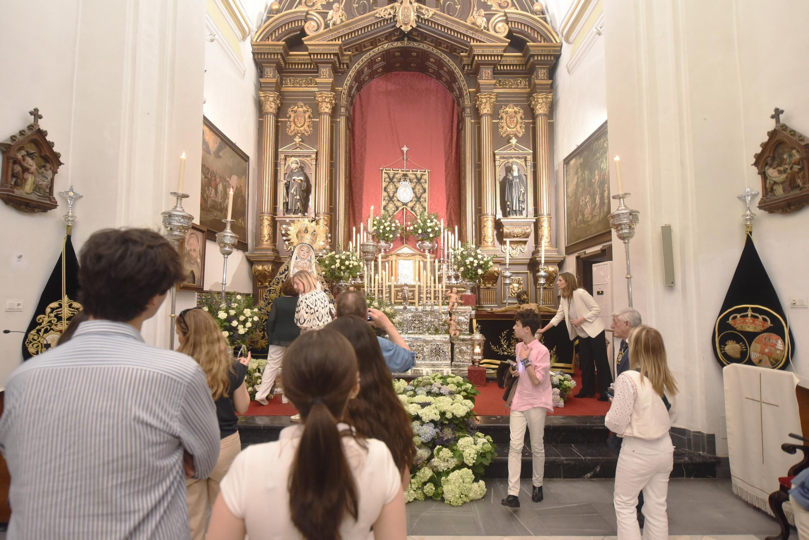 El besamanos de la Virgen de los Dolores, en imágenes