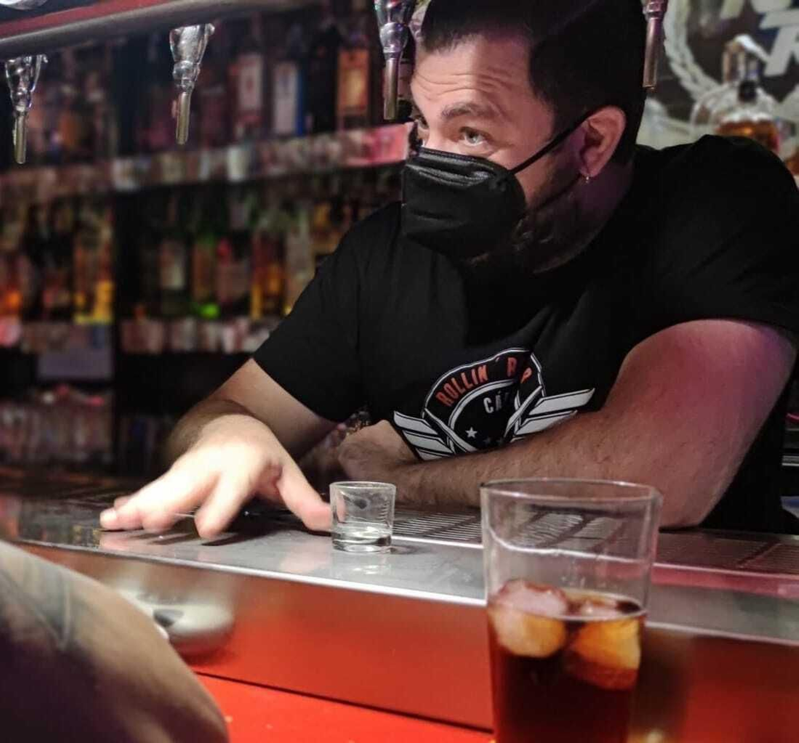 Dani Gallardo conversa con un cliente en la barra del Rollin'Rock.