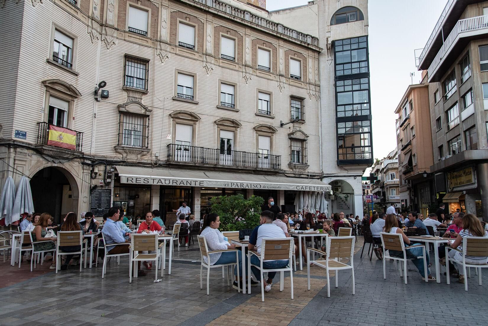 Ambiente en una céntrica plaza de Huelva este pasado lunes