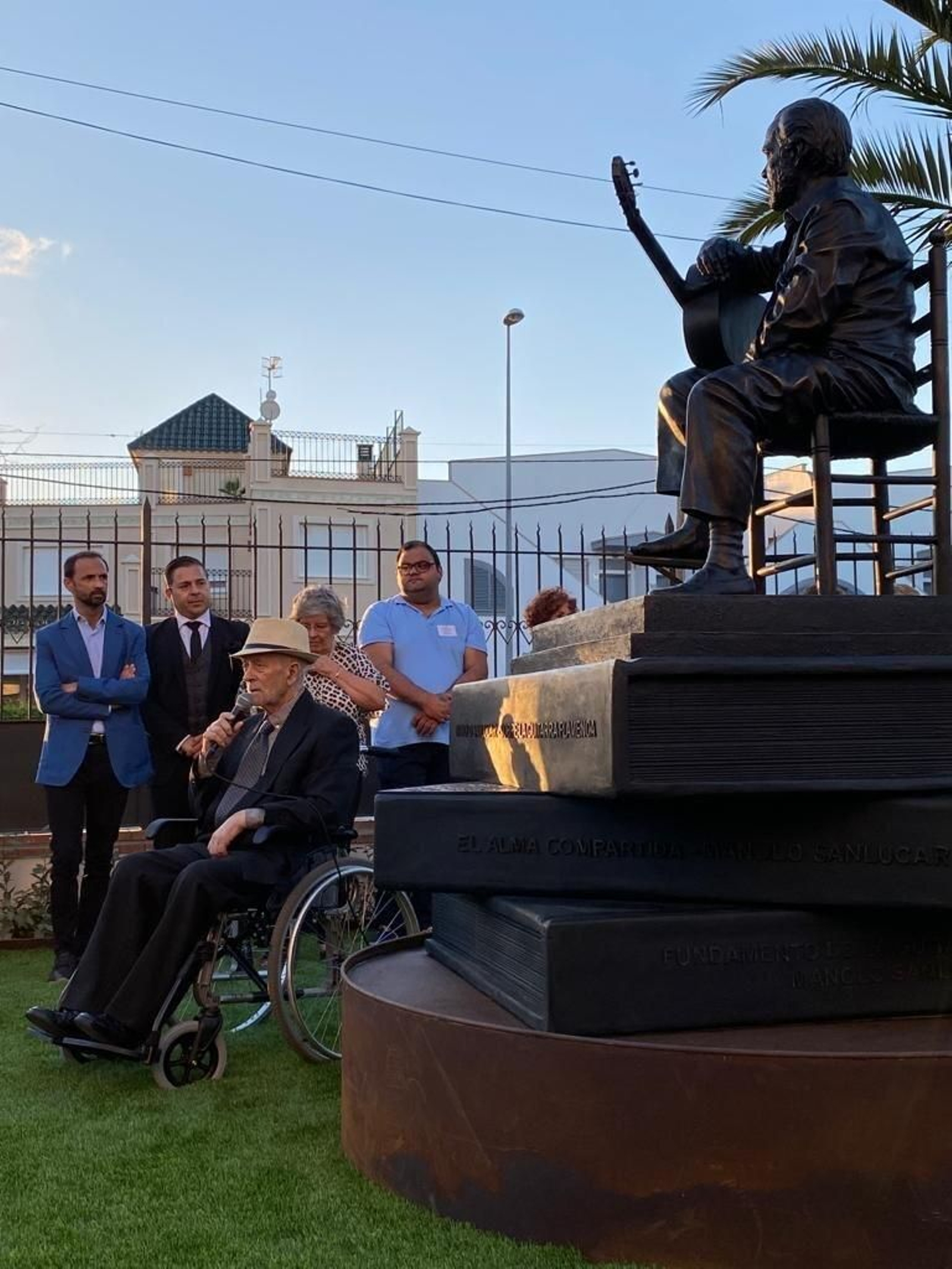 Manolo Sanlúcar durante la inauguración de su escultura Manolo Sanlúcar durante la inauguración de su escultura
