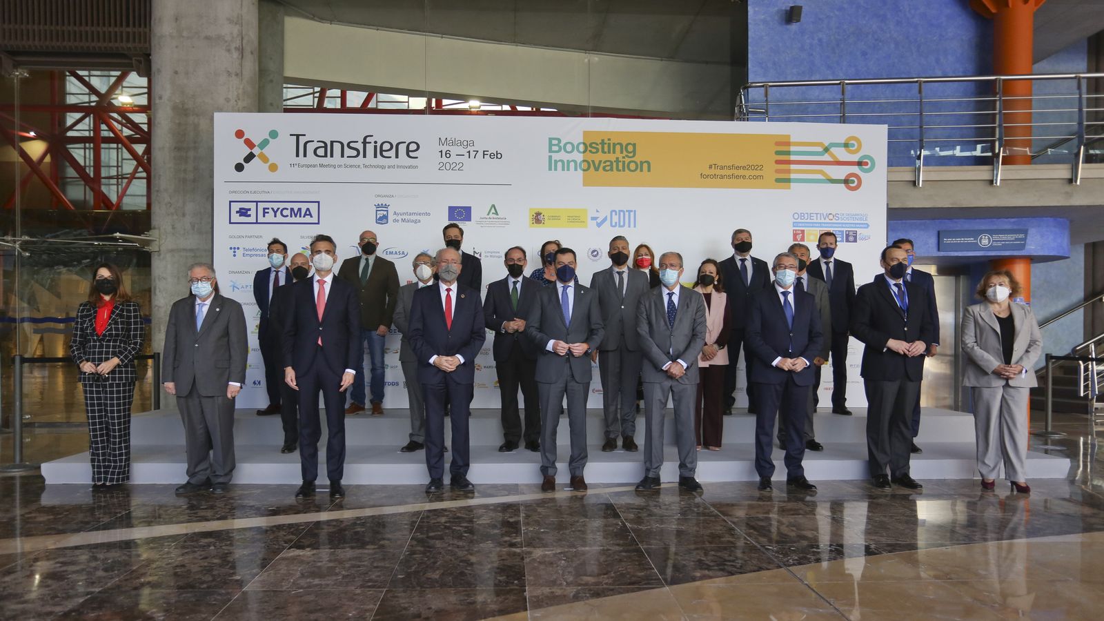 Fotografía de familia de la inauguración del Foro Transfiere.