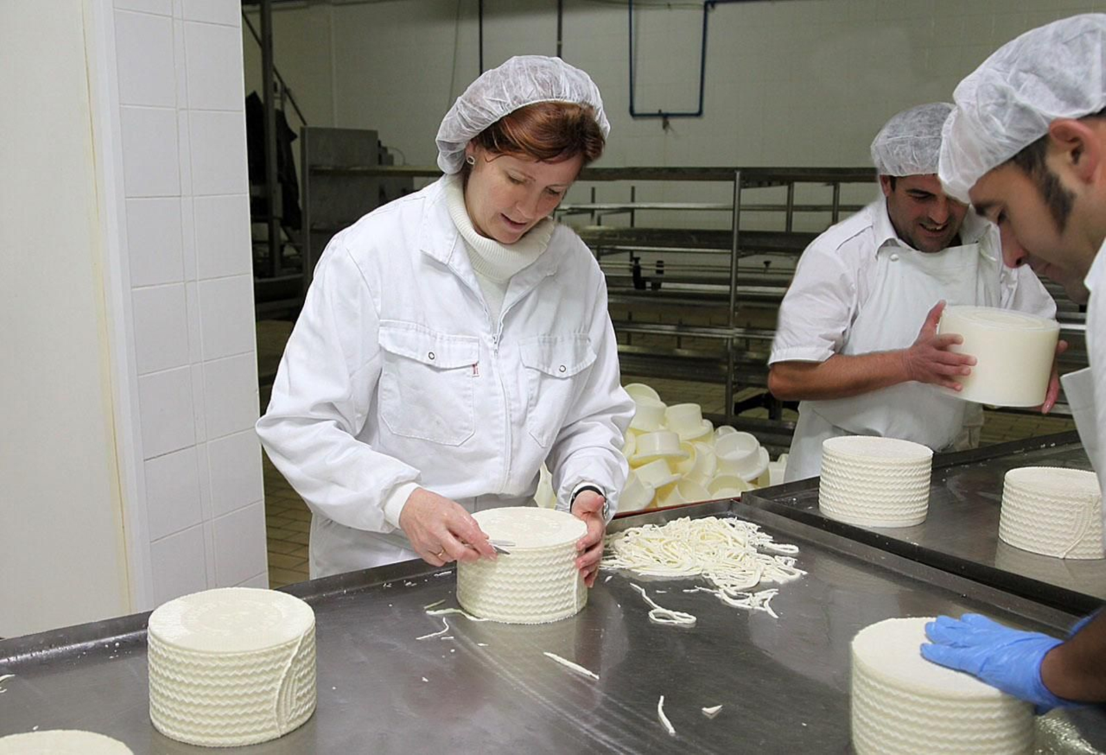 Elaboración del queso Dhesa Dos Hermanas de Santa Bárbara de Casa.