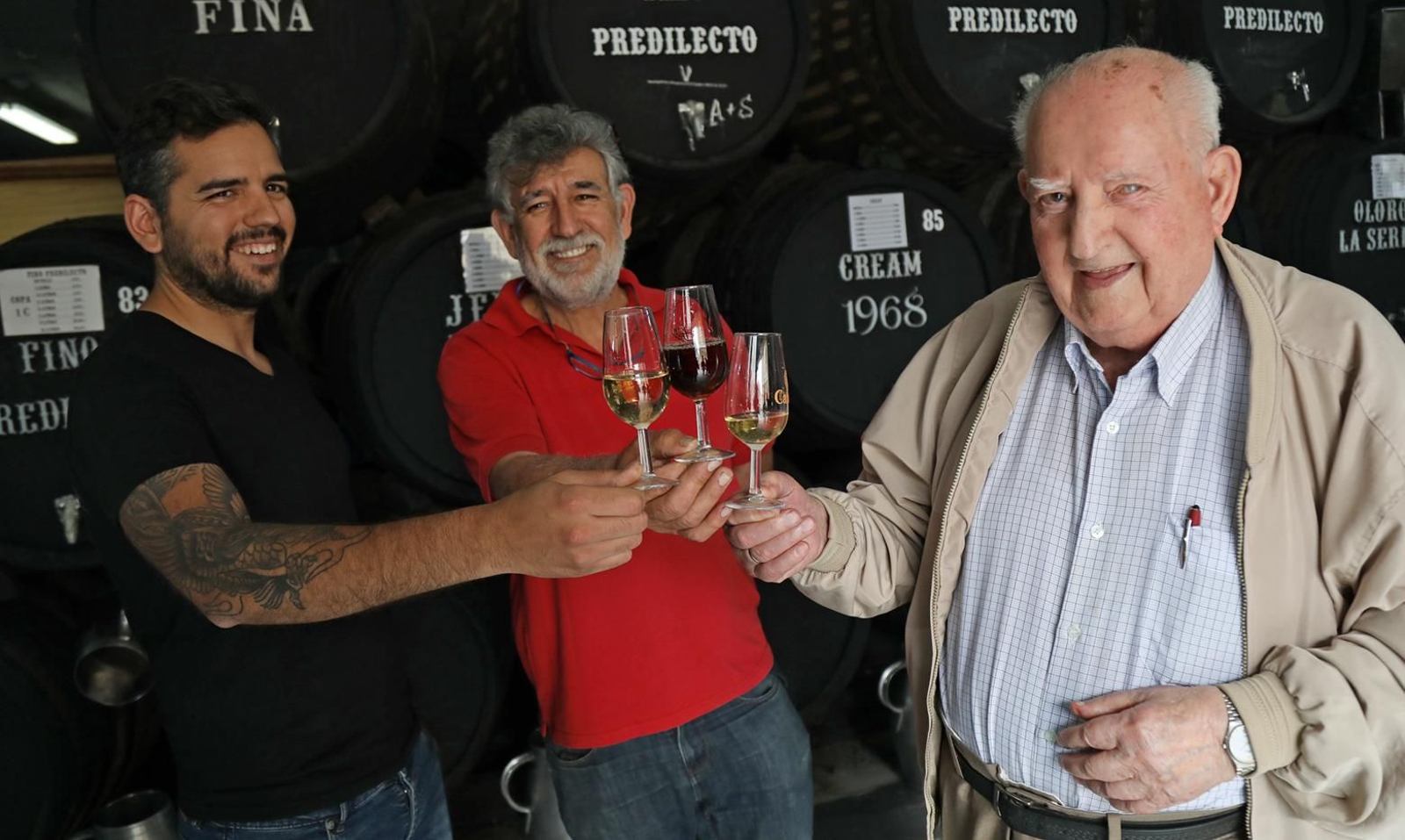Las tres generaciones de los Domínguez de la Bodeguita del Pelirón, con el patriarca Juan a la derecha, su hijo Jesús en el centro y su nieto Juan a la izquierda.
