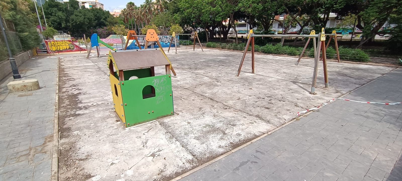 El Ayuntmiento procede al cambio de suelo del parque San Isidro