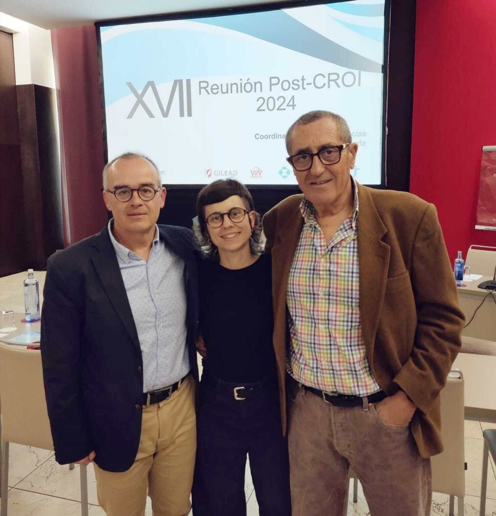 Los doctores Juan Macías, Anaïs Corma y Juan Antonio Pineda (de izquierda a derecha), del Grupo de Investigación 'Virología Clínica e ITS', coordinadores del Post-CROI celebrado en Sevilla.