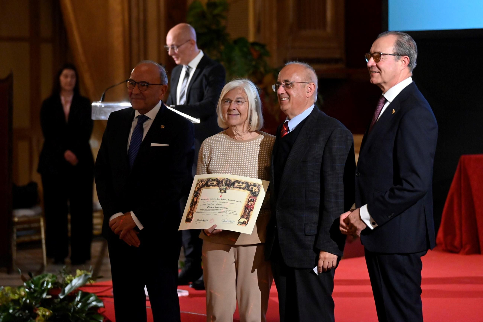 Ls imágenes de la entrega de insignias y la Medalla de Oro del Real Círculo de la Amistad de Córdoba
