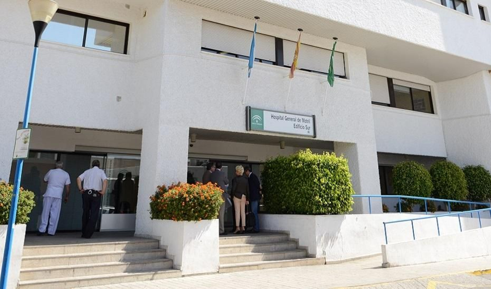 Evacuadas al hospital dos personas tras un incendio en un bloque de viviendas en Motril Evacuadas al hospital dos personas tras un incendio en un bloque de viviendas en Motril