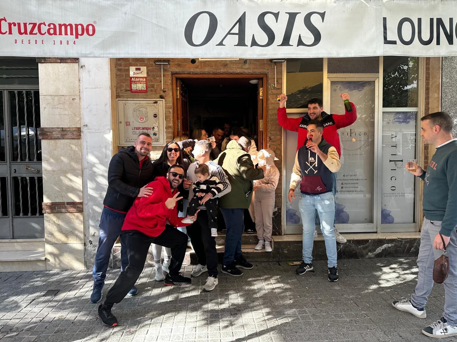 Vecinos de Ubrique celebran el premio en el bar Oasis