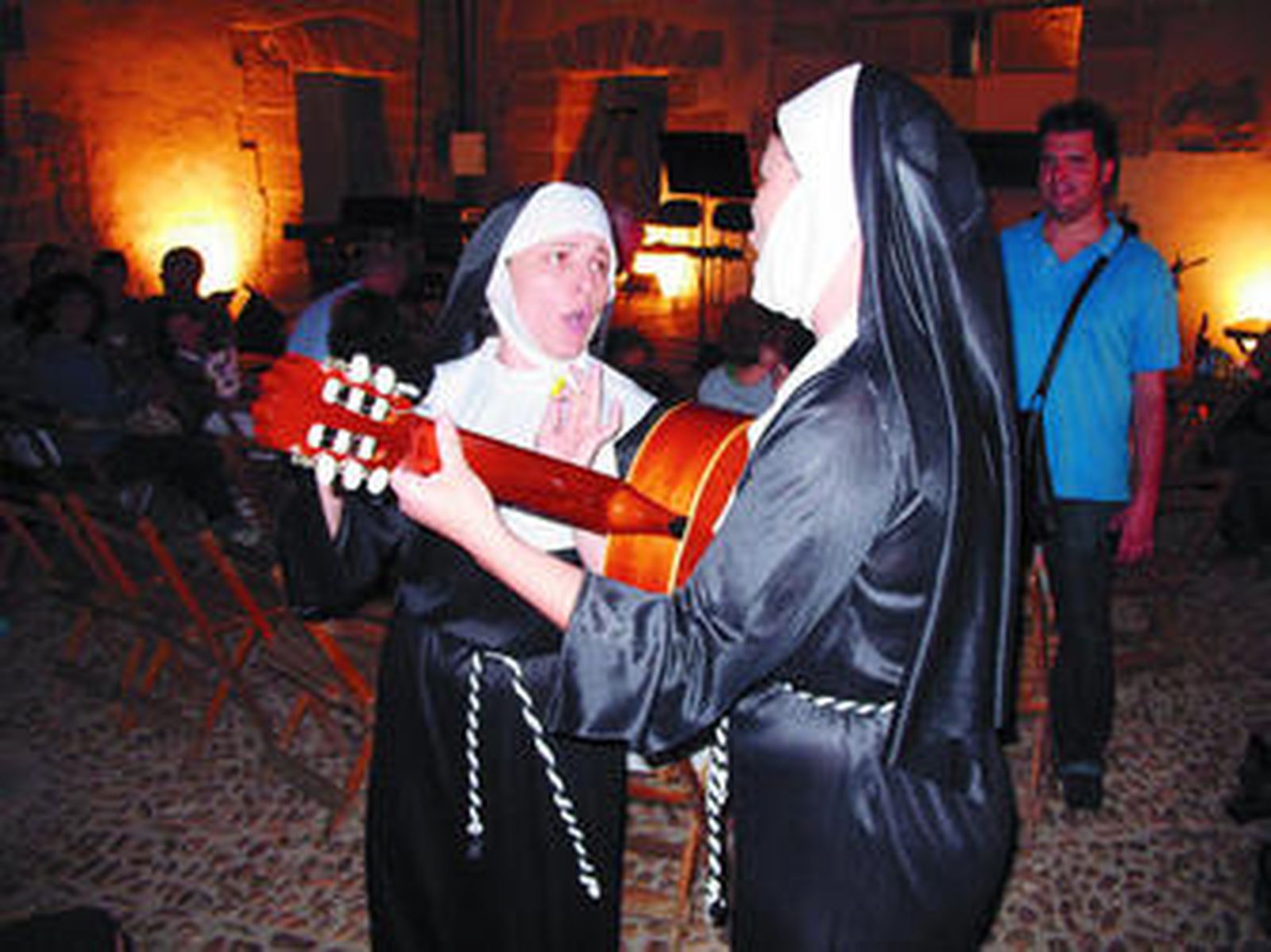 Las 'Monjas Anticrisis' acomodaron a los espectadoras.