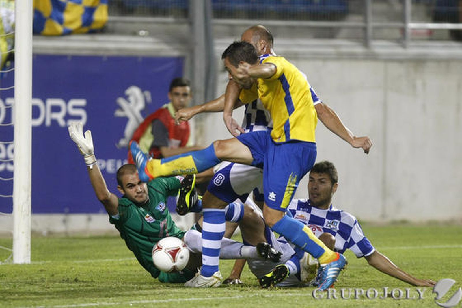 Adri Gallardo intenta el remate en una clara ocasión en la primera mitad para los amarillos.   Foto: Jose Braza