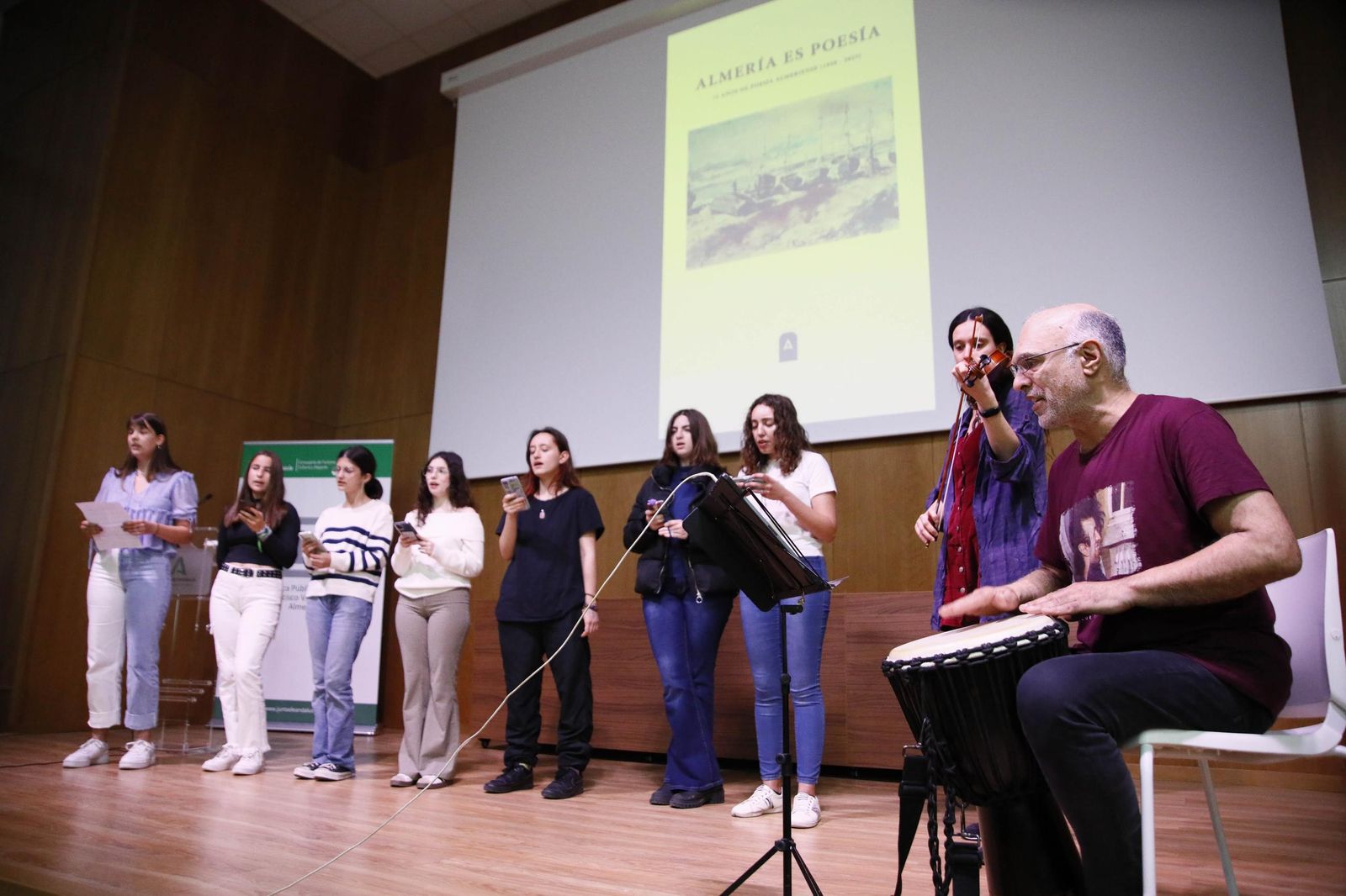 Las imágenes de la presentación del libro "Almería es poesía" en la biblioteca Villaespesa de la ciudad de Almería