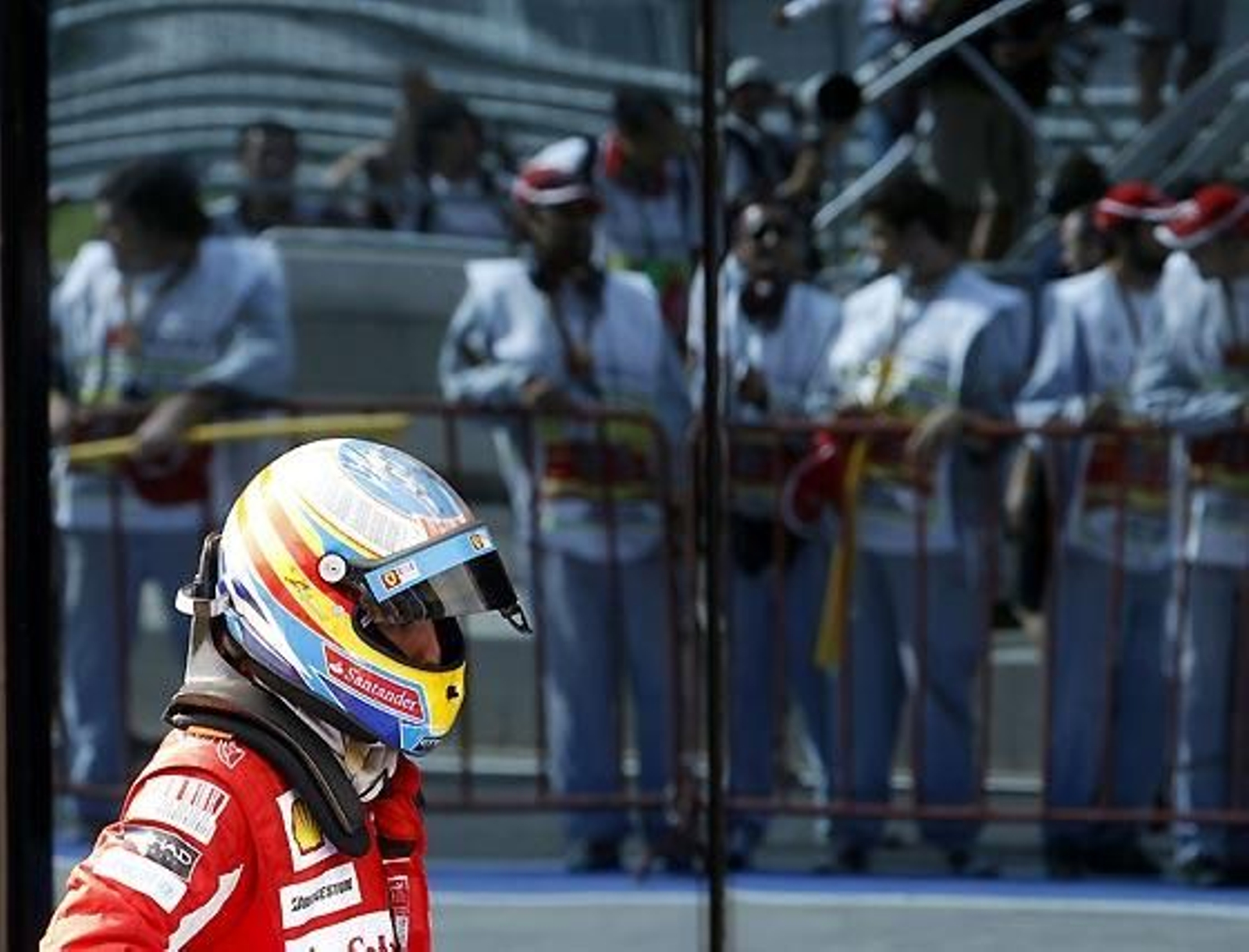 Fernando Alonso, contrariado tras la carrera en Turquía, en la que sólo pudo ser octavo.  Foto: Reuters / Afp Photo / Efe