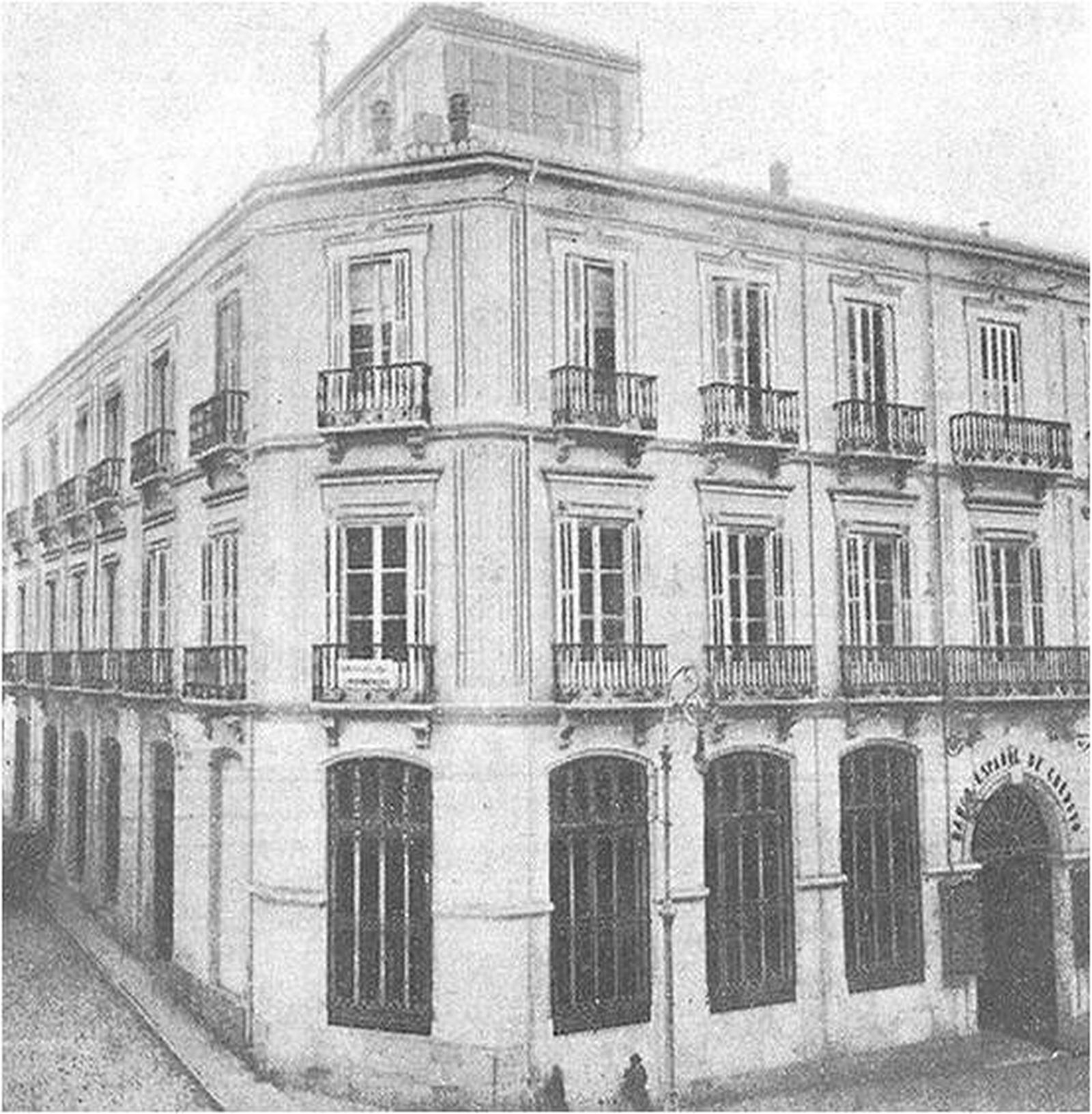 Sede de la Asociación de Periodistas en Reyes Católicos.