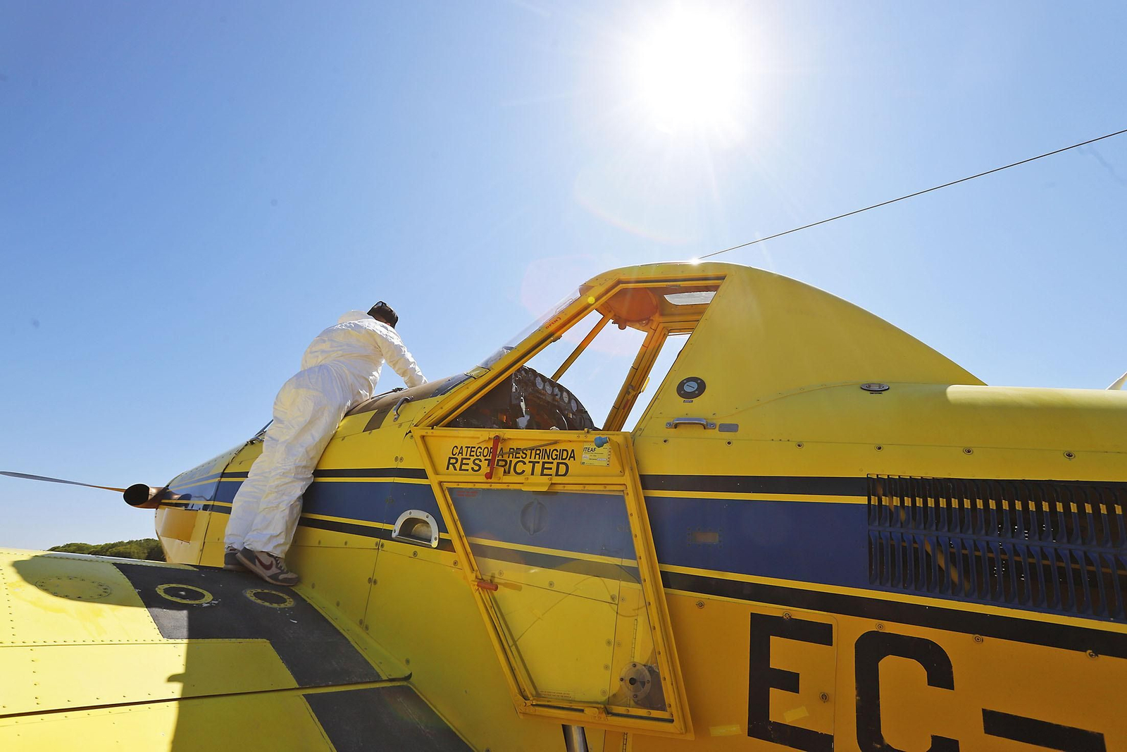 Imágenes del vuelo demostrativo de los medios aéreos del servicio de control de mosquitos