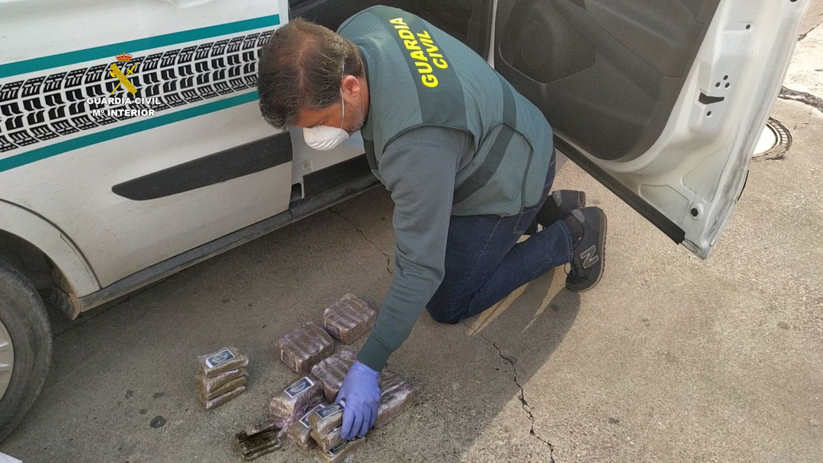 La Guardia Civil muestra el hachís incautado.