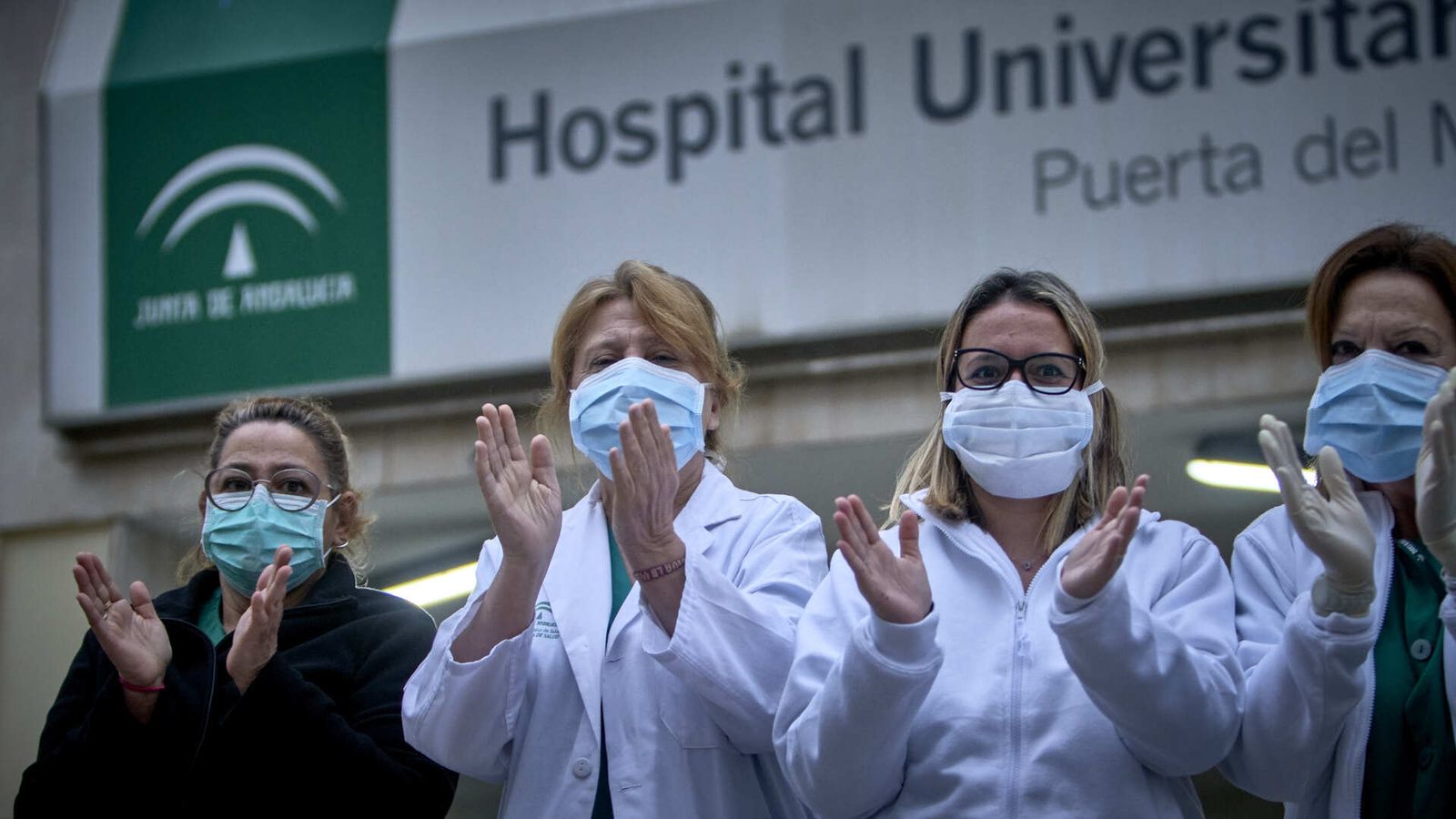 Momentos de emoción durante los aplausos de agradecimiento al personal sanitario del hospital 'Puerta del Mar'