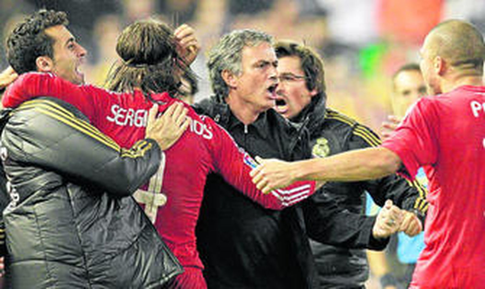 El entrenador del Real Madrid, José Mourinho, celebra el segundo gol de su equipo marcado por Sergio Ramos.