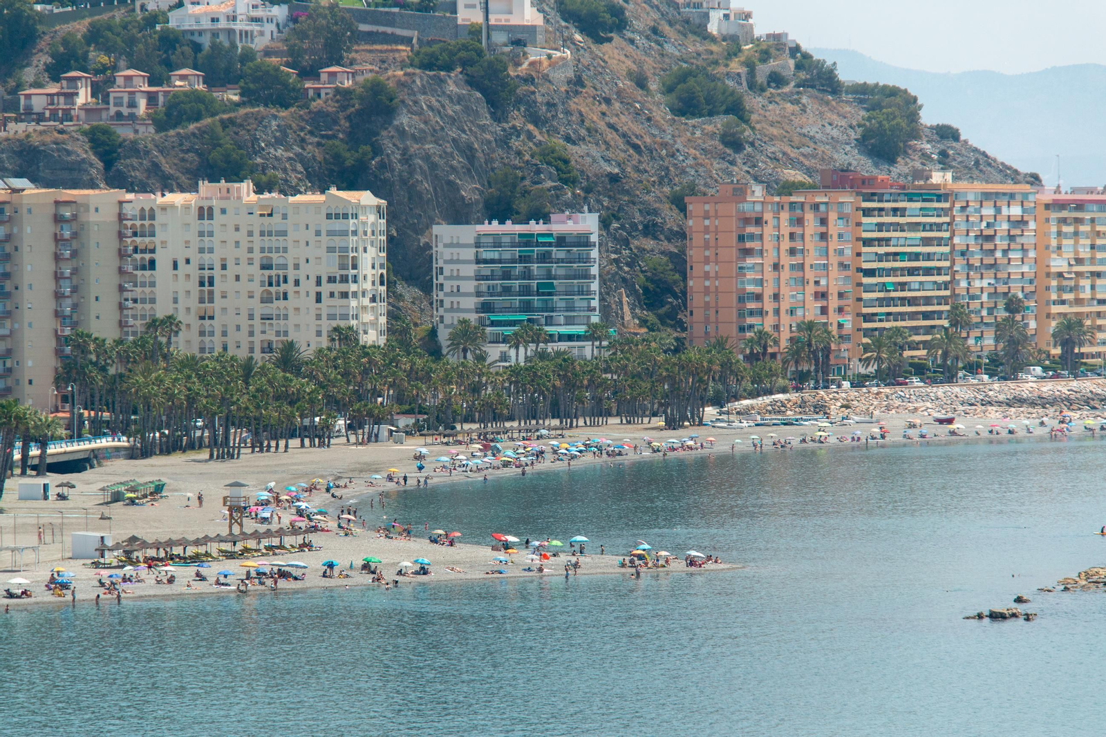 Las playas de Almuñécar se convierten en refugio del calor a dos semanas del verano