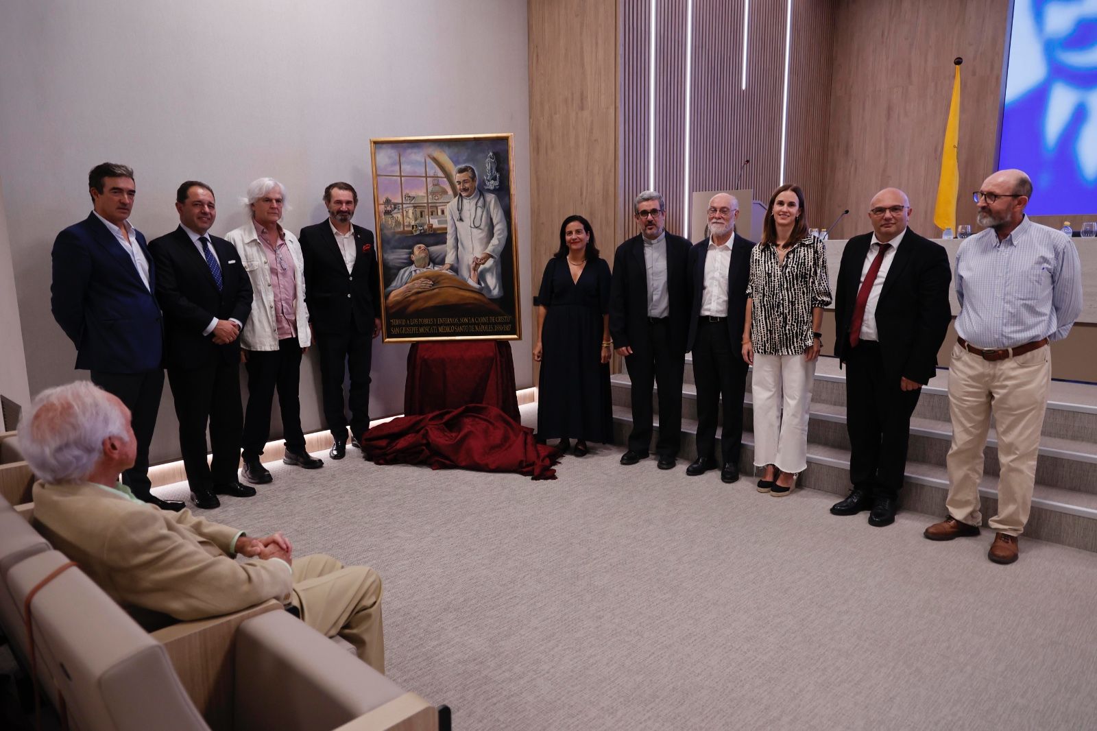 Participantes en el Aula Moscati del Colegio de Médicos junto al retrato de César Ramírez