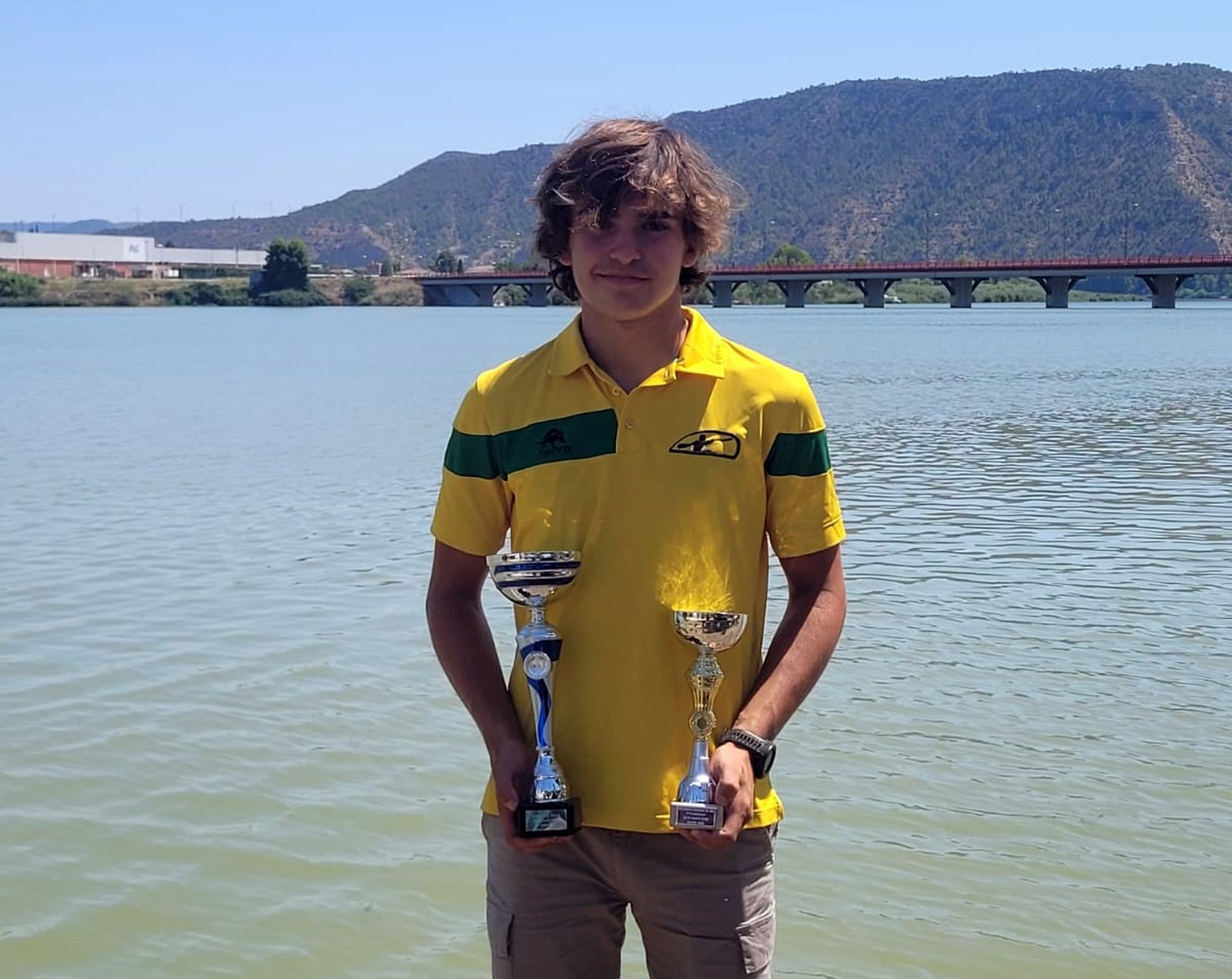 El joven onubense muestra sus dos trofeos a orillas del Cinca (Huesca)