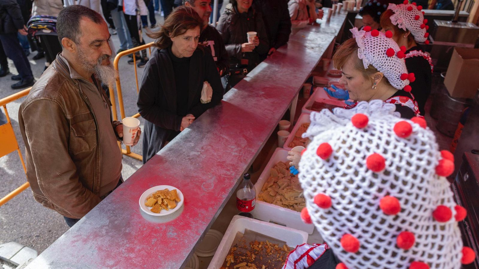 Reparto de panizas y huevos de fraile en la Panizada de la peña Paco Alba.