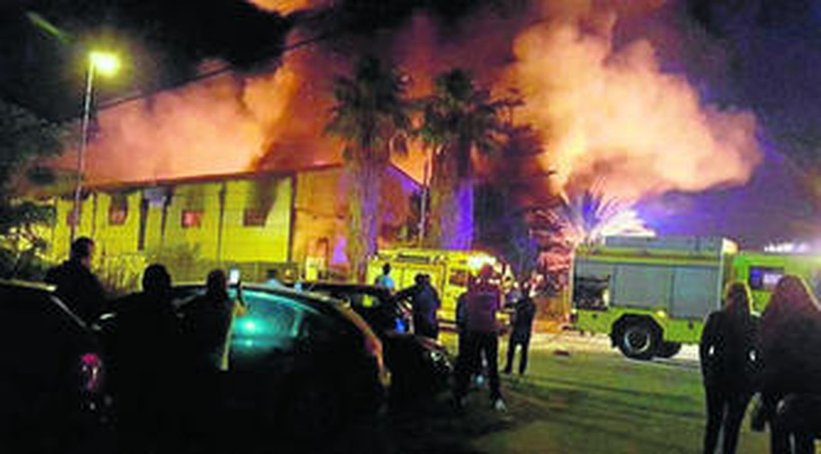 La nave de la cooperativa agraria ardiendo, en la madrugada de ayer.