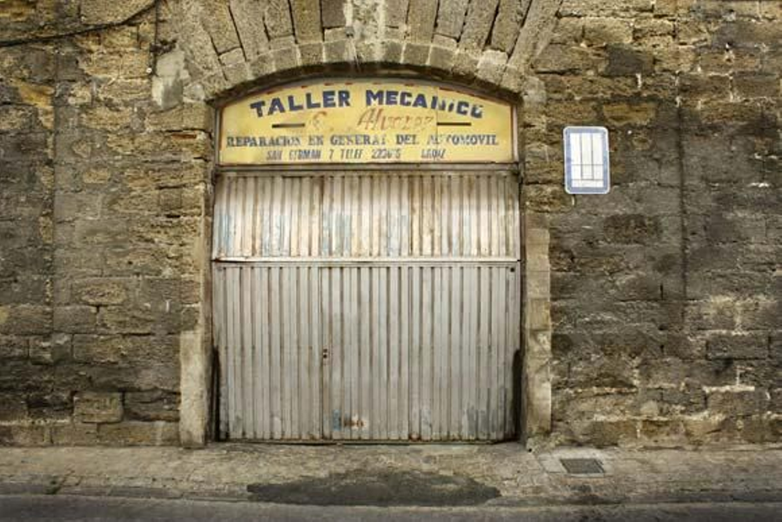 La muralla es un lugar poco conocido y transitado que se convierte en foco de actos vandálicos con pintadas, cristales rotos y orines

Foto: Almudena Torres