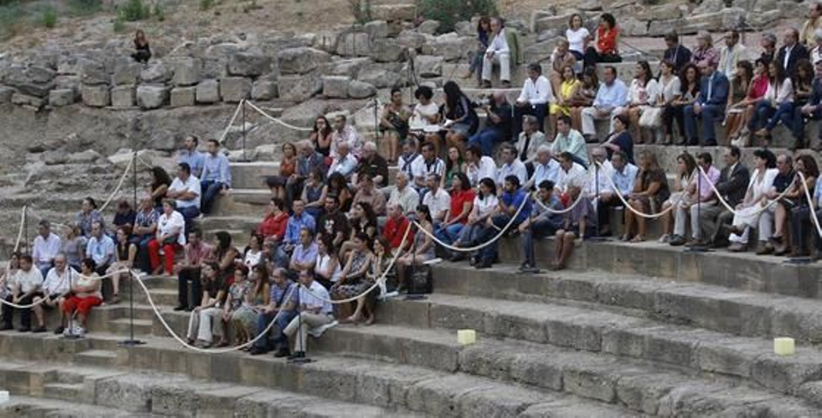 Las gradas del coliseo estrenaron aforo ante unos 400 invitados a un acto simbólico como la guitarra de Daniel Casares y el predicado de Carlos Álvarez como reclamo

Foto: Sergio Camacho