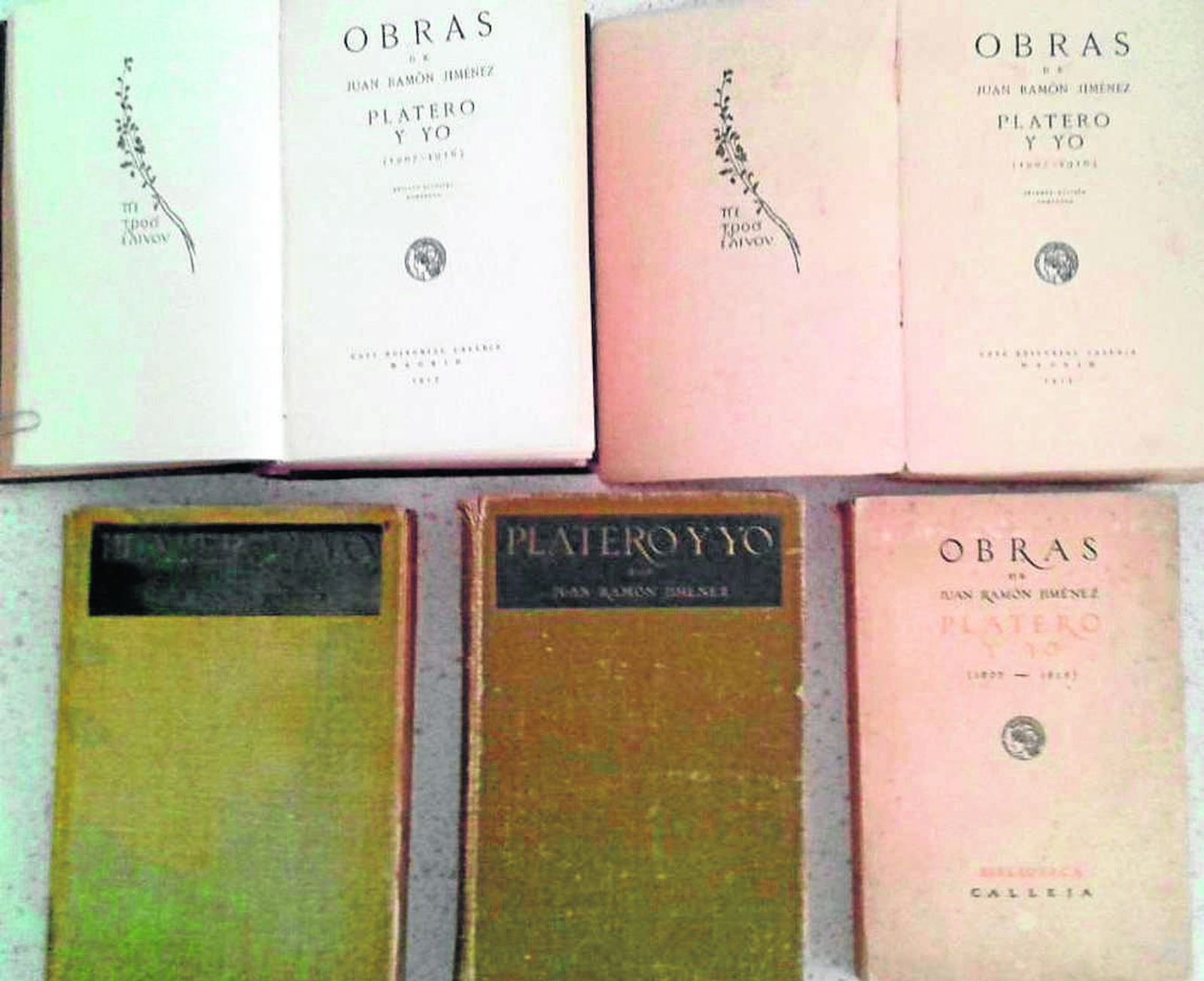 Juan Ramón Jiménez recibe de un grupo de escolares en Puerto Rico una reproducción de Platero en paja y tela. Es la última fotografía del poeta con vida.