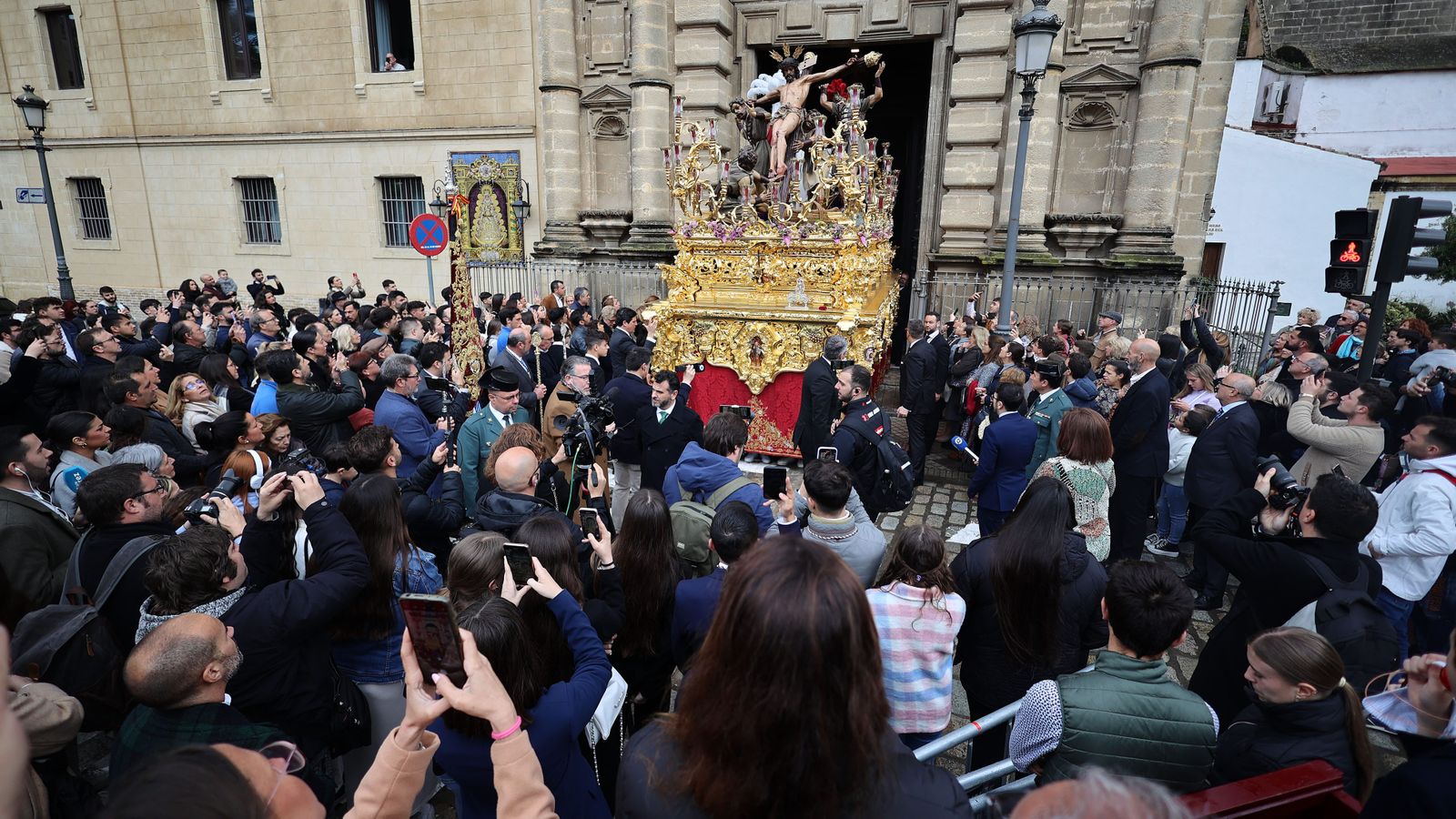 El misterio de la Exaltación, saliendo de la Iglesia de Santo Domingo.