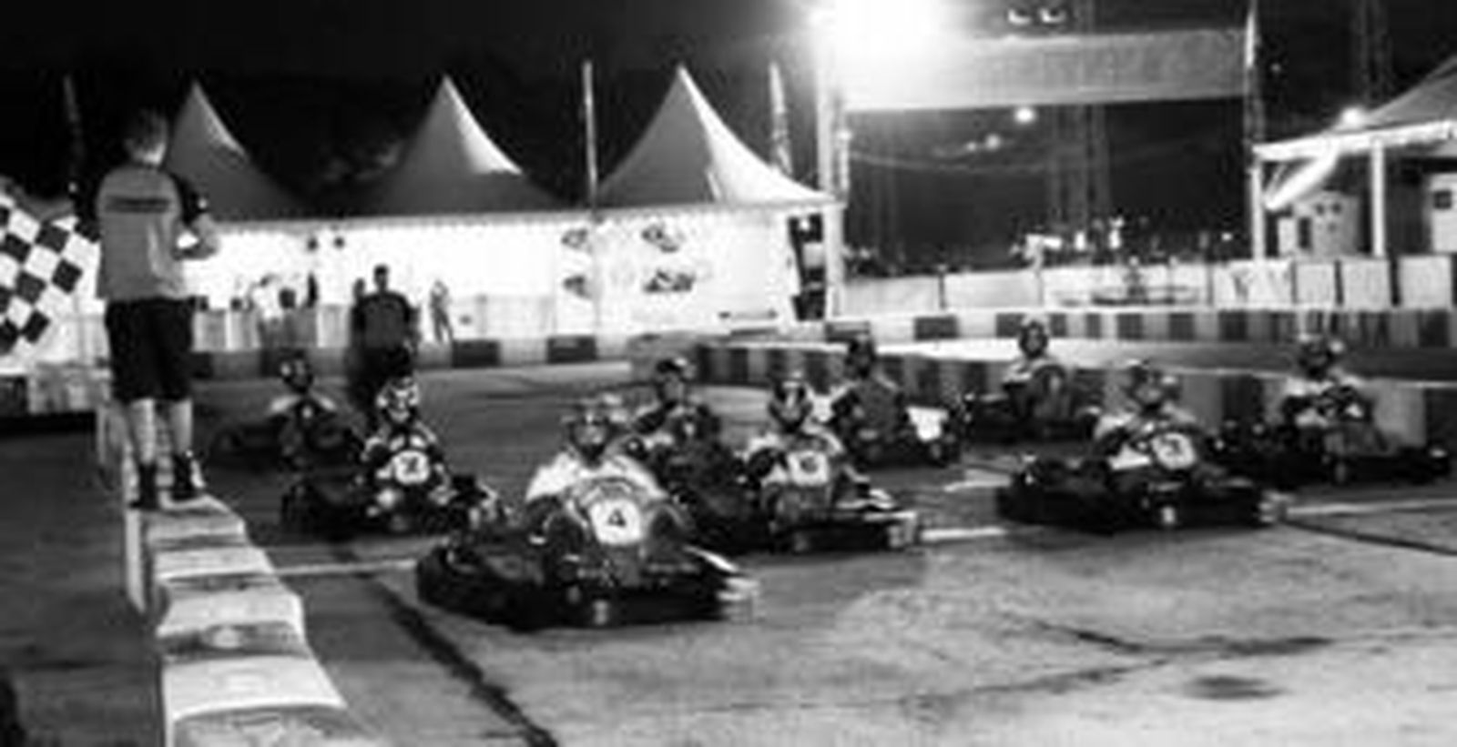 En el circuito instalado en los terrenos de la Feria se pueden conducir karts de noche porque dispone de iluminación nocturna.