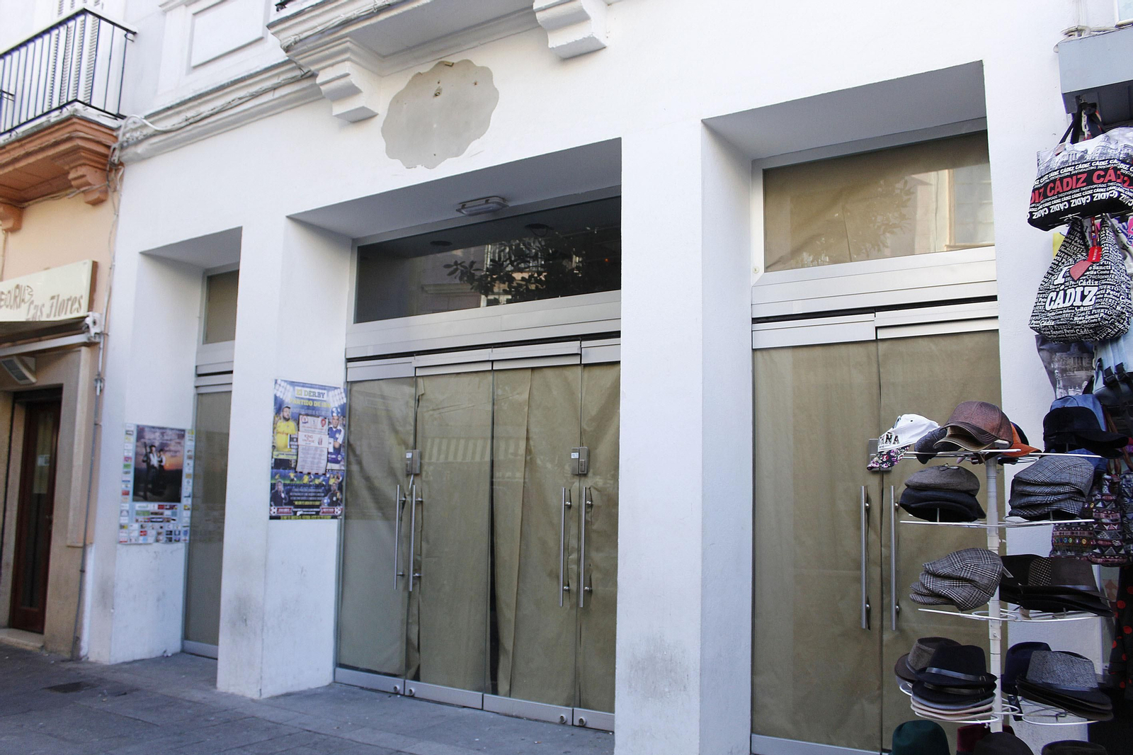 Fachada del local en donde Decathlon abrirá una nueva tienda de gran formato.