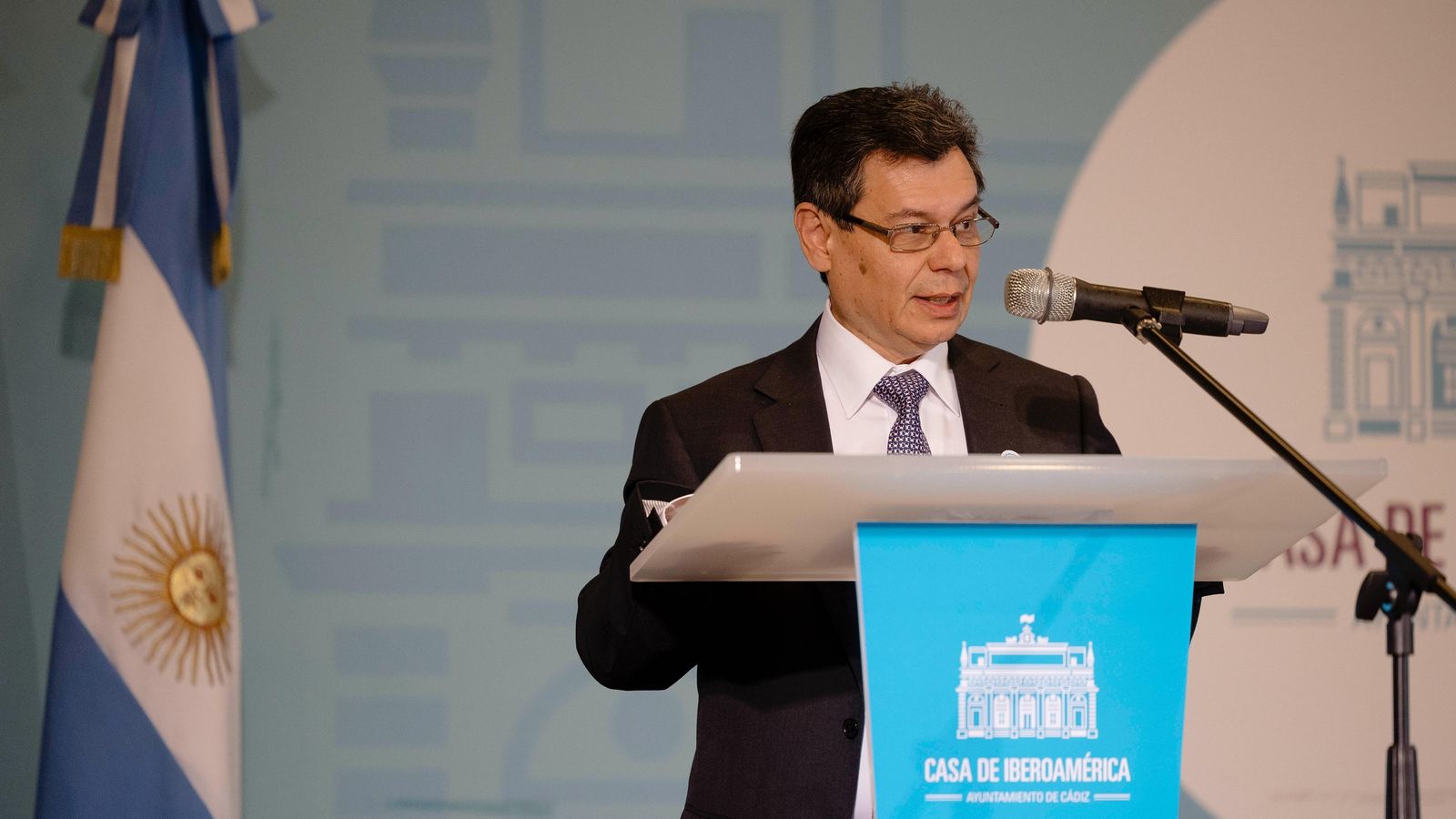 El cónsul de Argentina en Cádiz, durante su intervención en el Día de la patria.