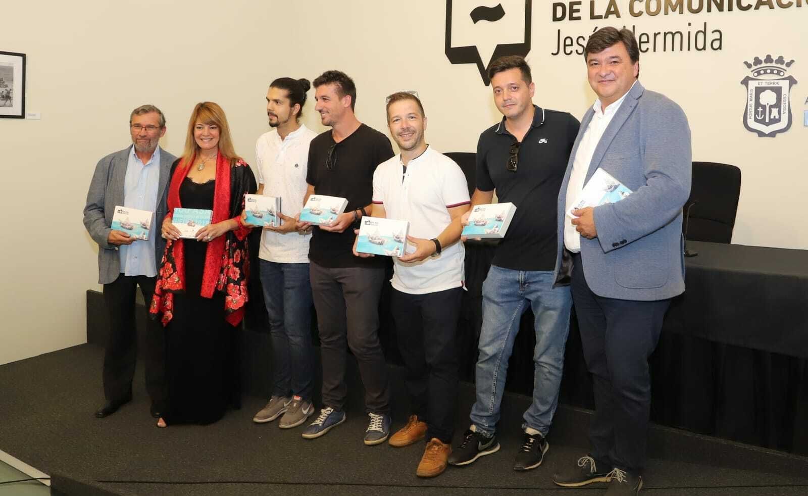 Fotógrafos participantes junto a Rafael Terán, Pilar Miranda y Gabriel Cruz.