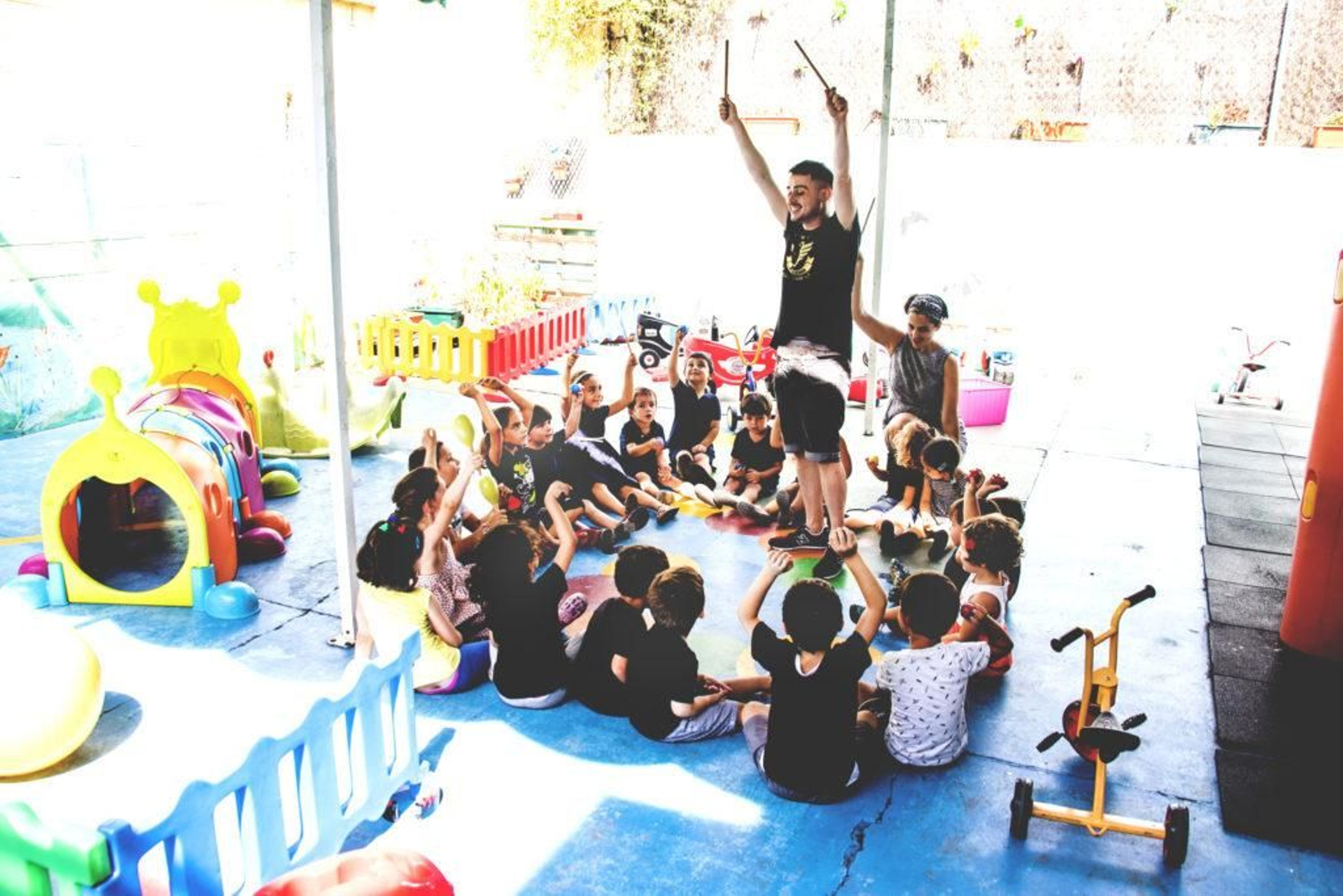 Un monitor con los niños en ediciones anteriores de esta actividad educativa