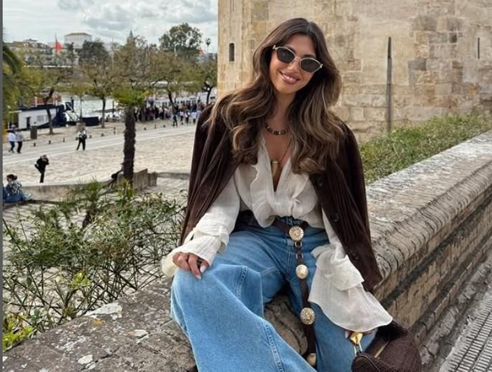 Las blusas boho sueltecitas y elegantes de Lefties que las estilosas llevan con vaqueros anchos y chaquetas de ante.